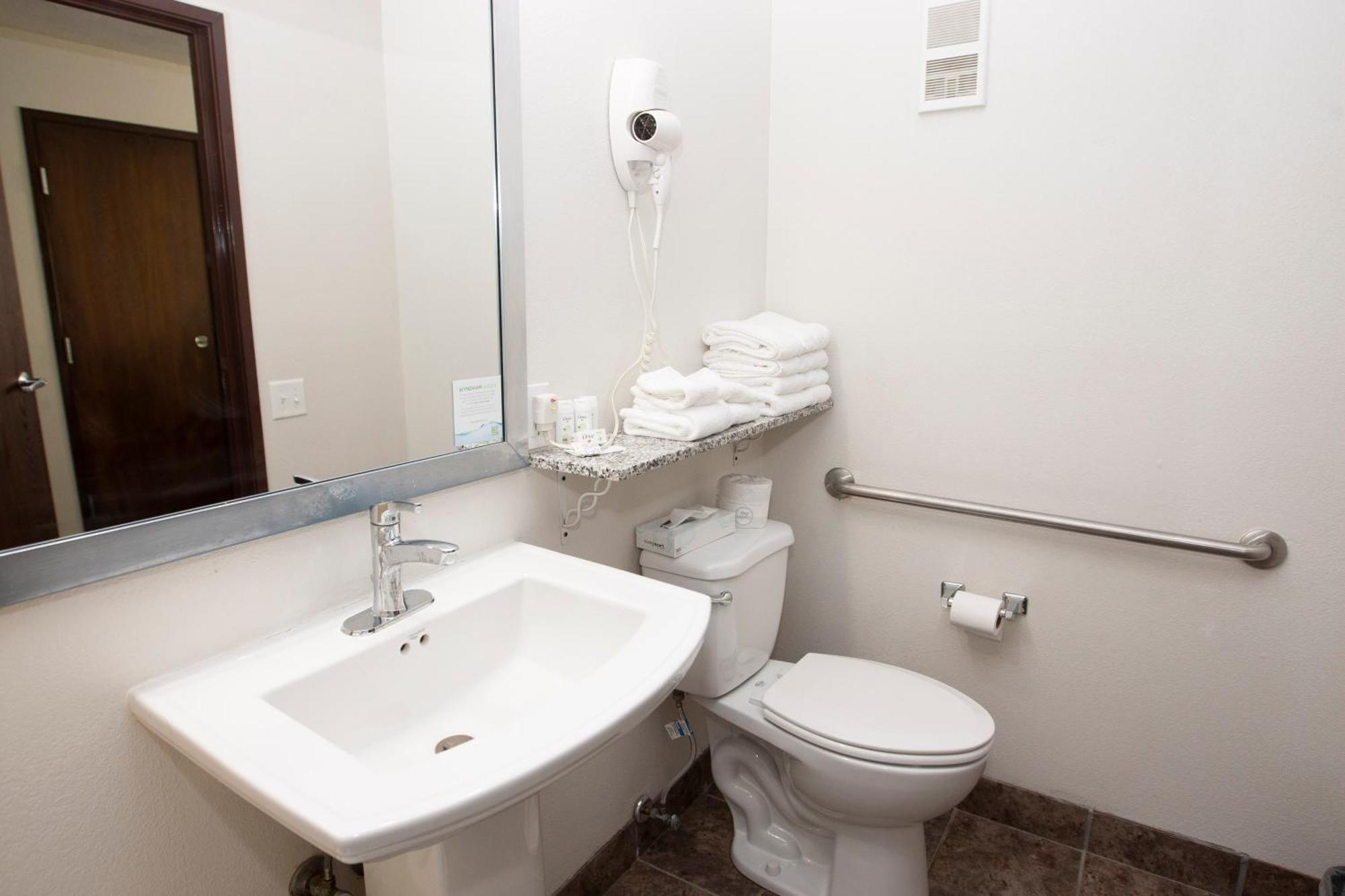 King Room with Bath Tub - Mobility Access/Non-Smoking