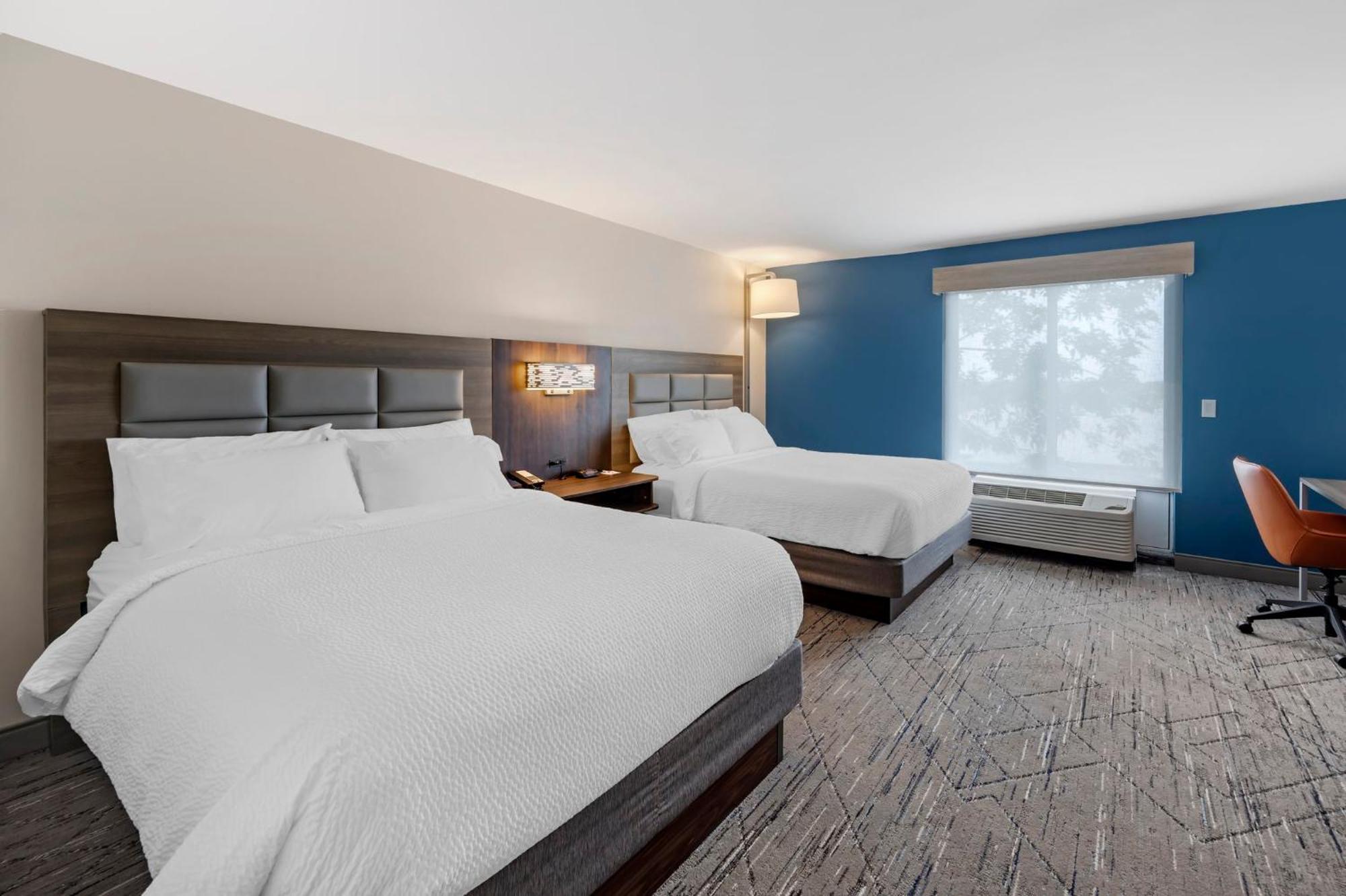 Standard Queen Room with Two Queen Beds and Mobility Accessible Tub