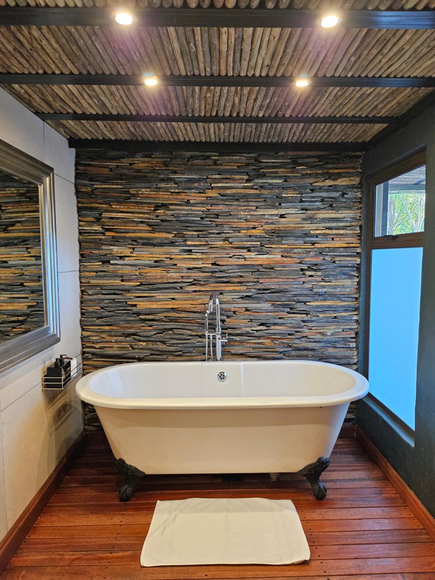 Suite Hot Tub,1610230217:JPEG