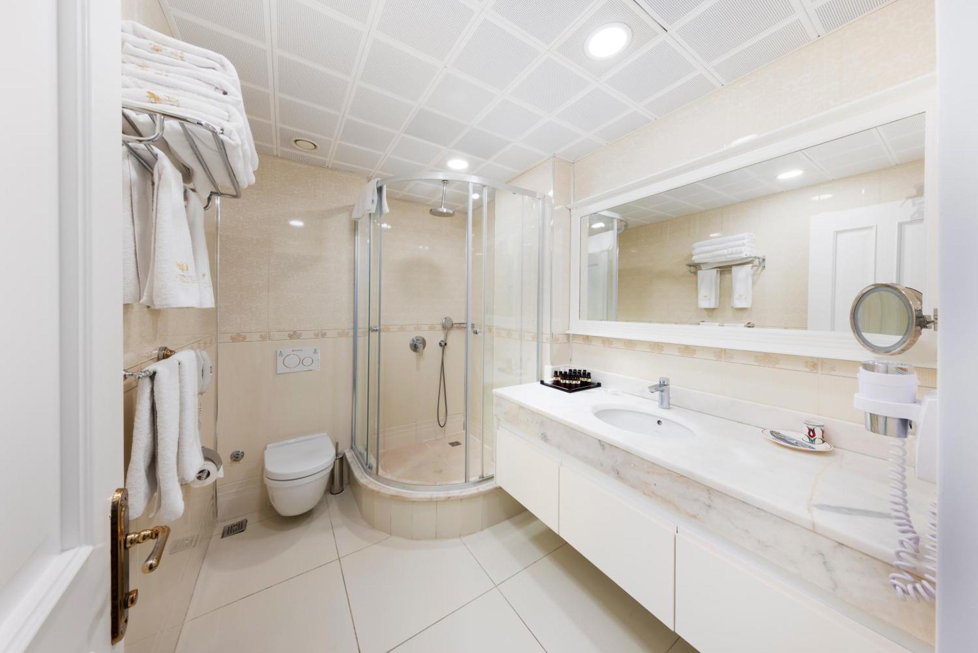 Deluxe Family Room - Free Shared Spa Access (Self use)