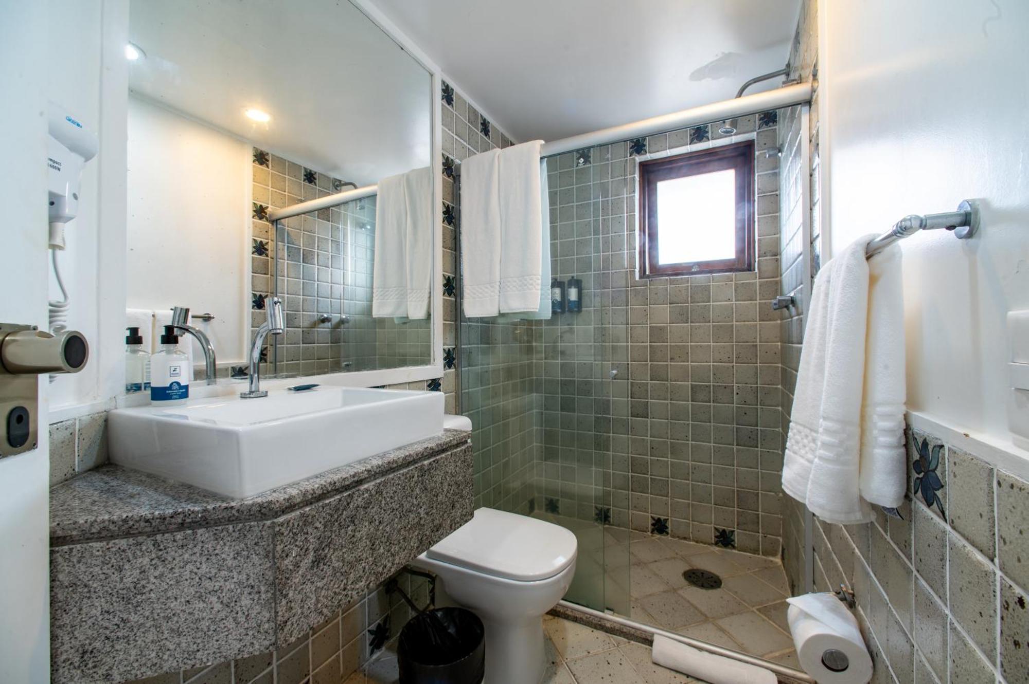 Apartamento de 2 quartos com varanda, sala de estar e vista do mar