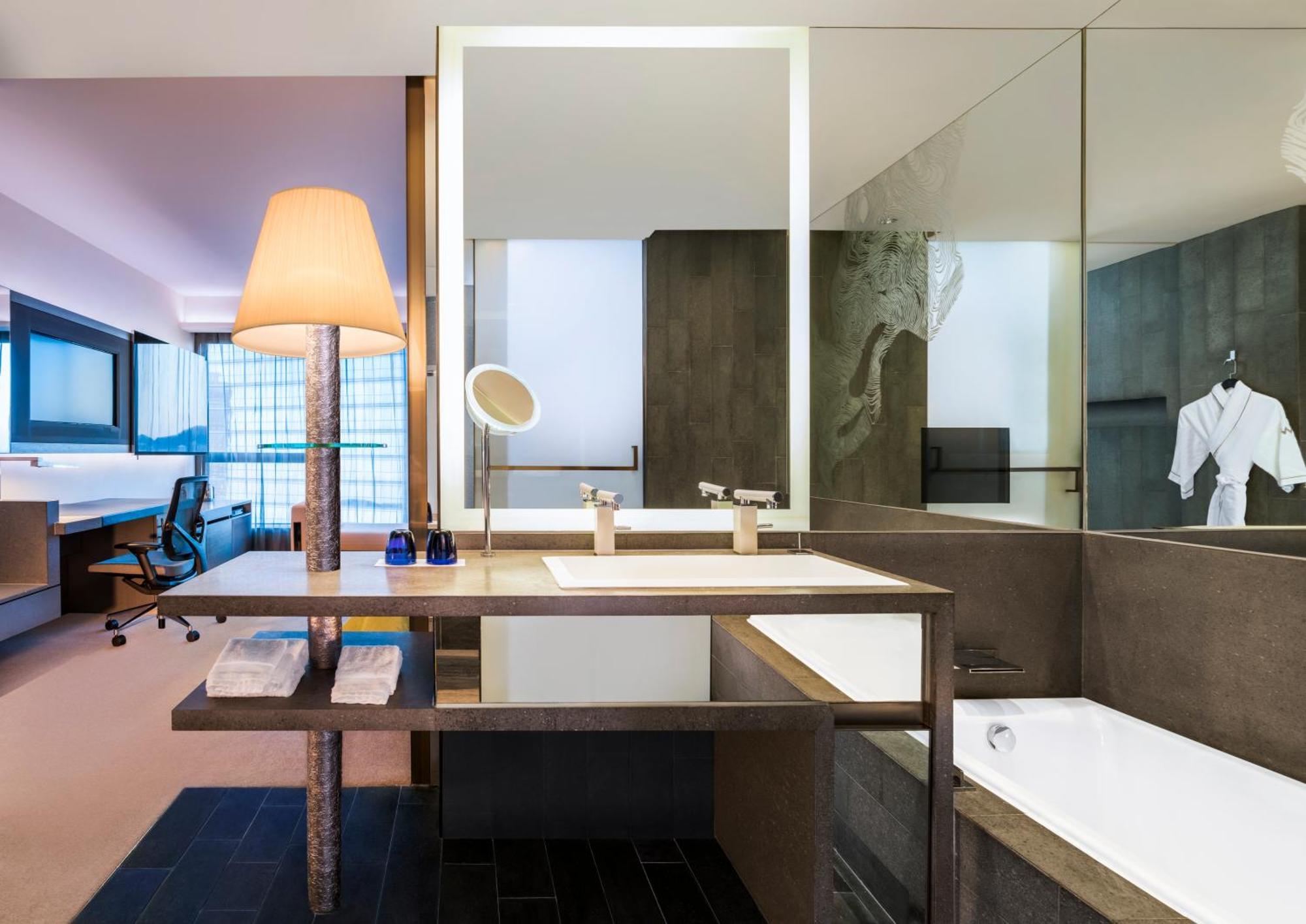 Spectacular King Room with Partial Harbour View