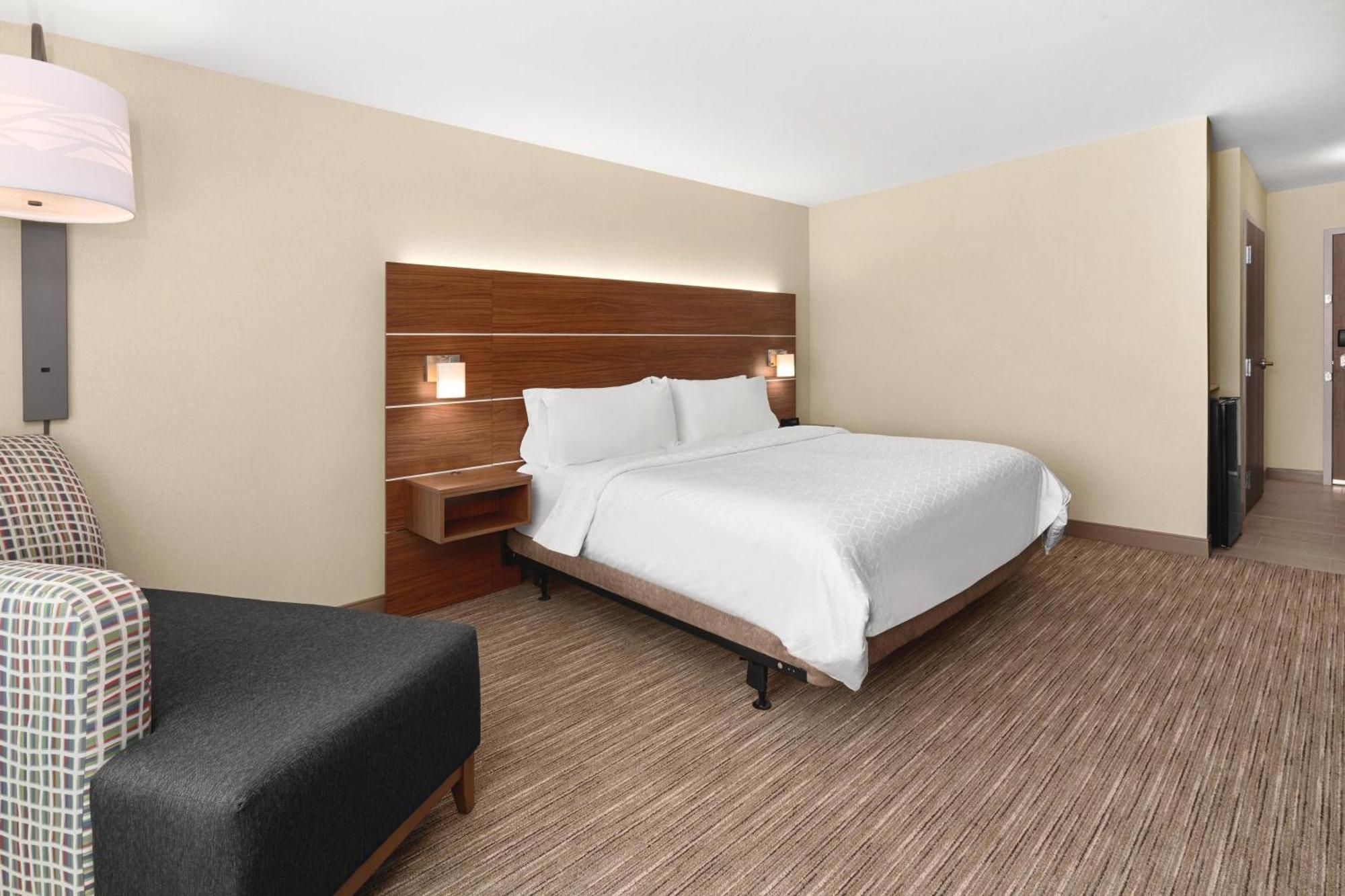 Standard King Room with Accessible Tub - Mobility Access