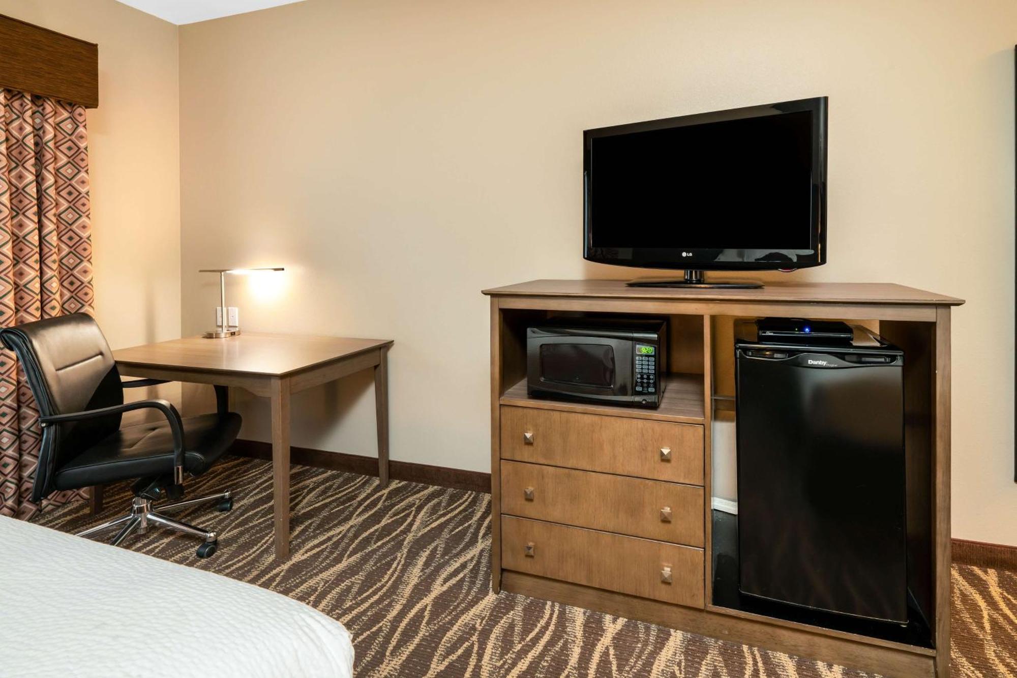 Queen Room with Two Queen Beds and Roll-In Shower - Disability Access