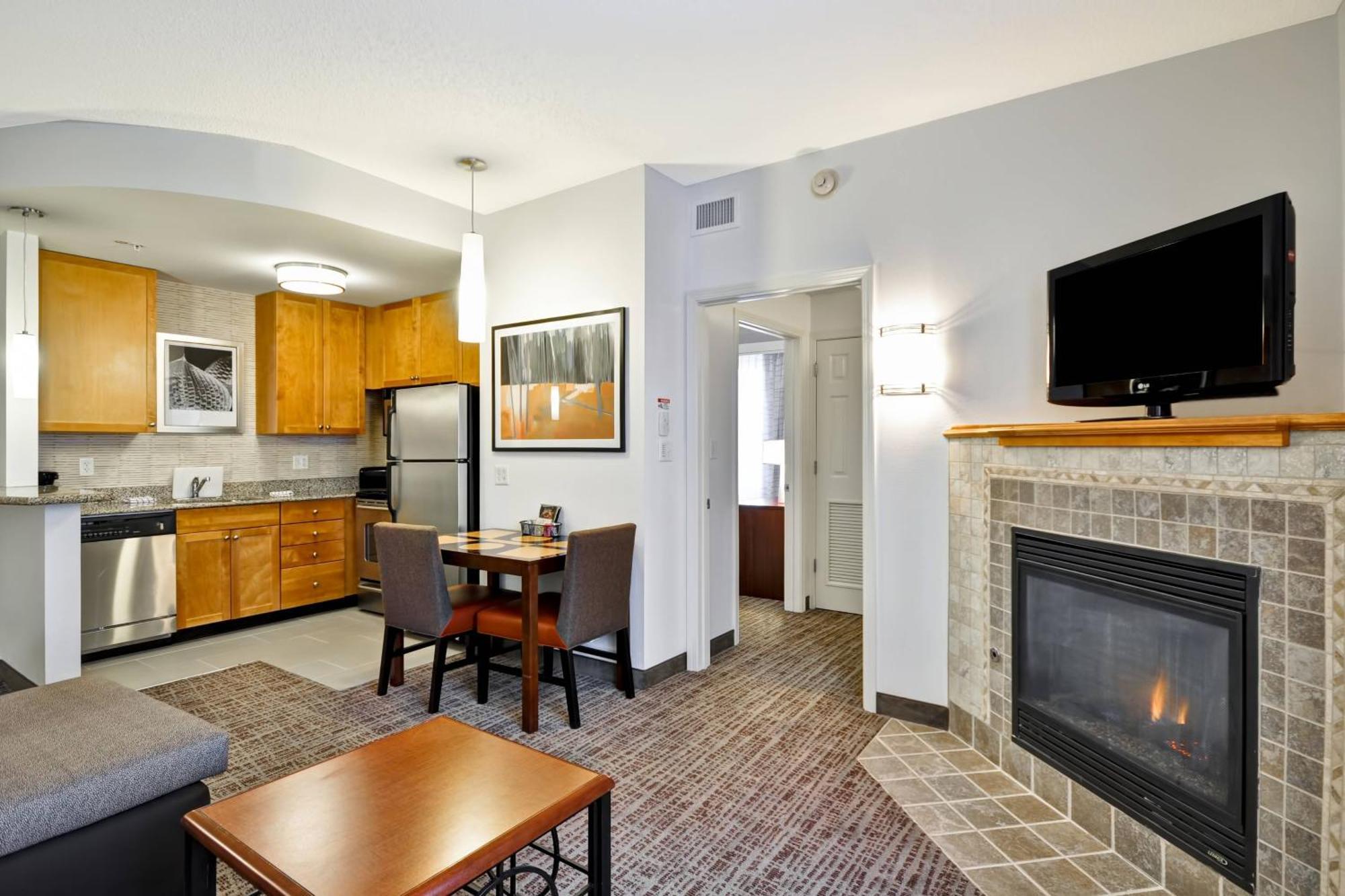 Deluxe One-Bedroom King Suite