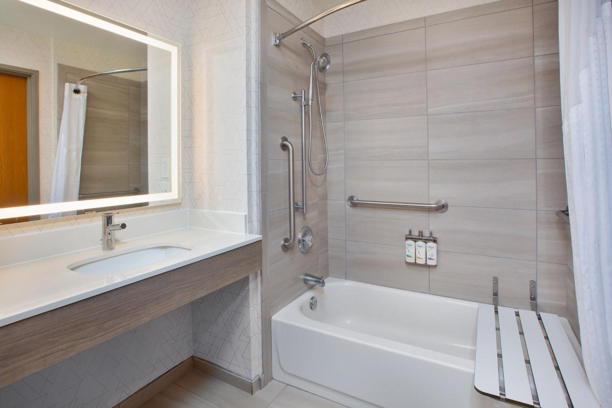 Suite with Mobility Accessible Tub - Non-Smoking