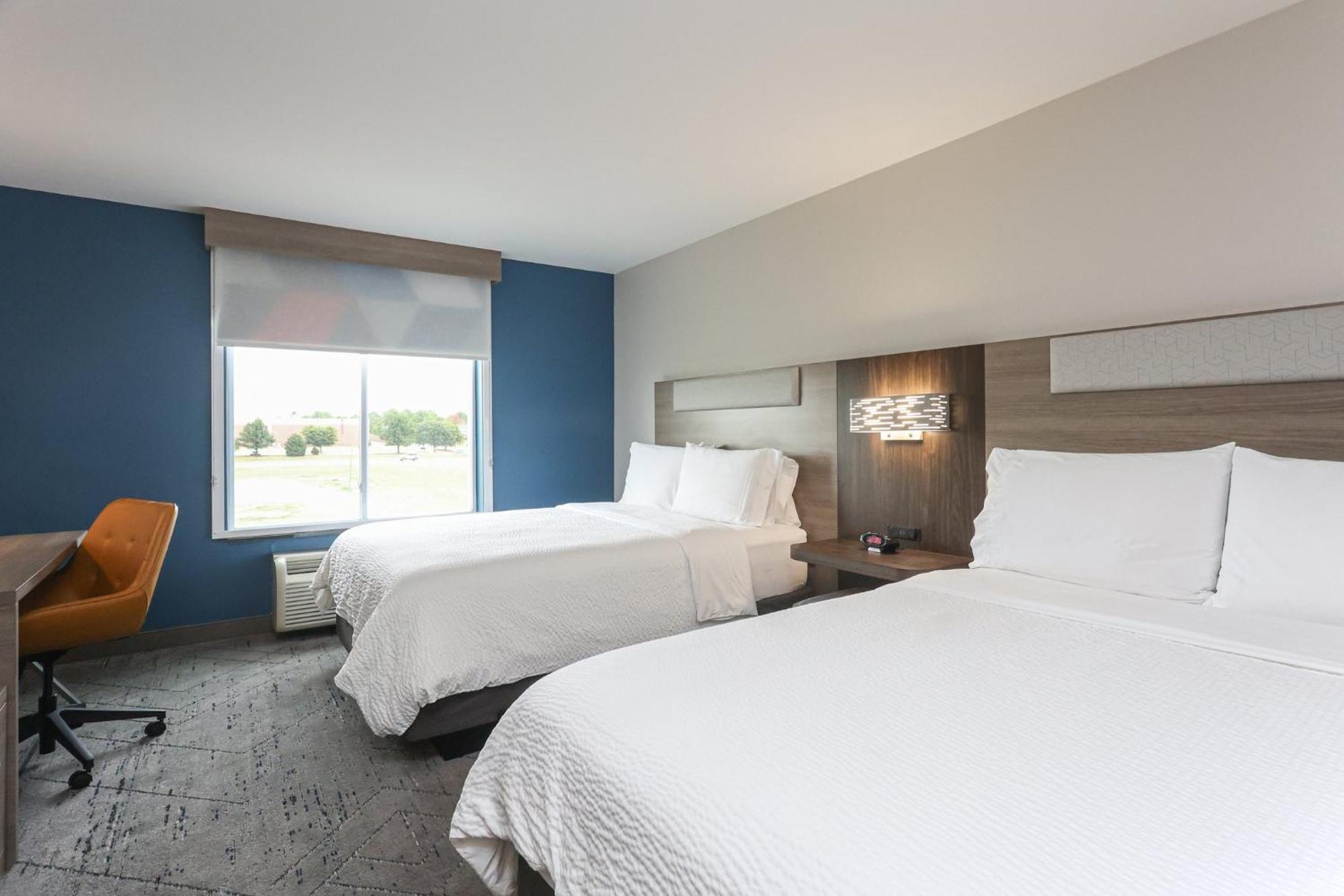 Standard Queen Room with Two Queen Beds and Mobility Accessible Tub