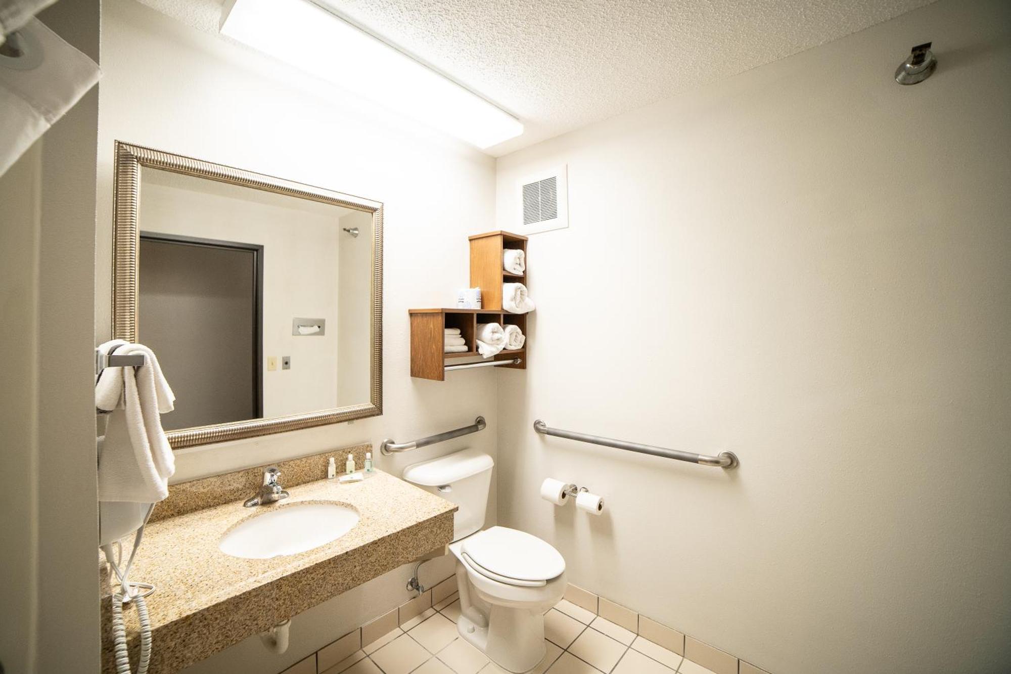 Queen Room - Accessible/Nonsmoking