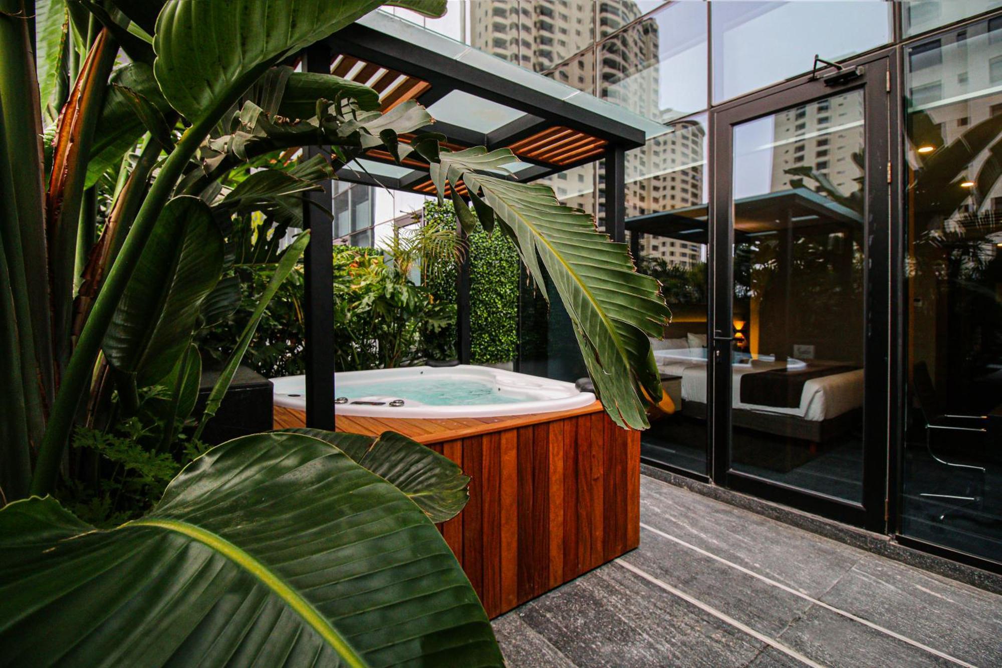 Jacuzzi Pool Garden Double