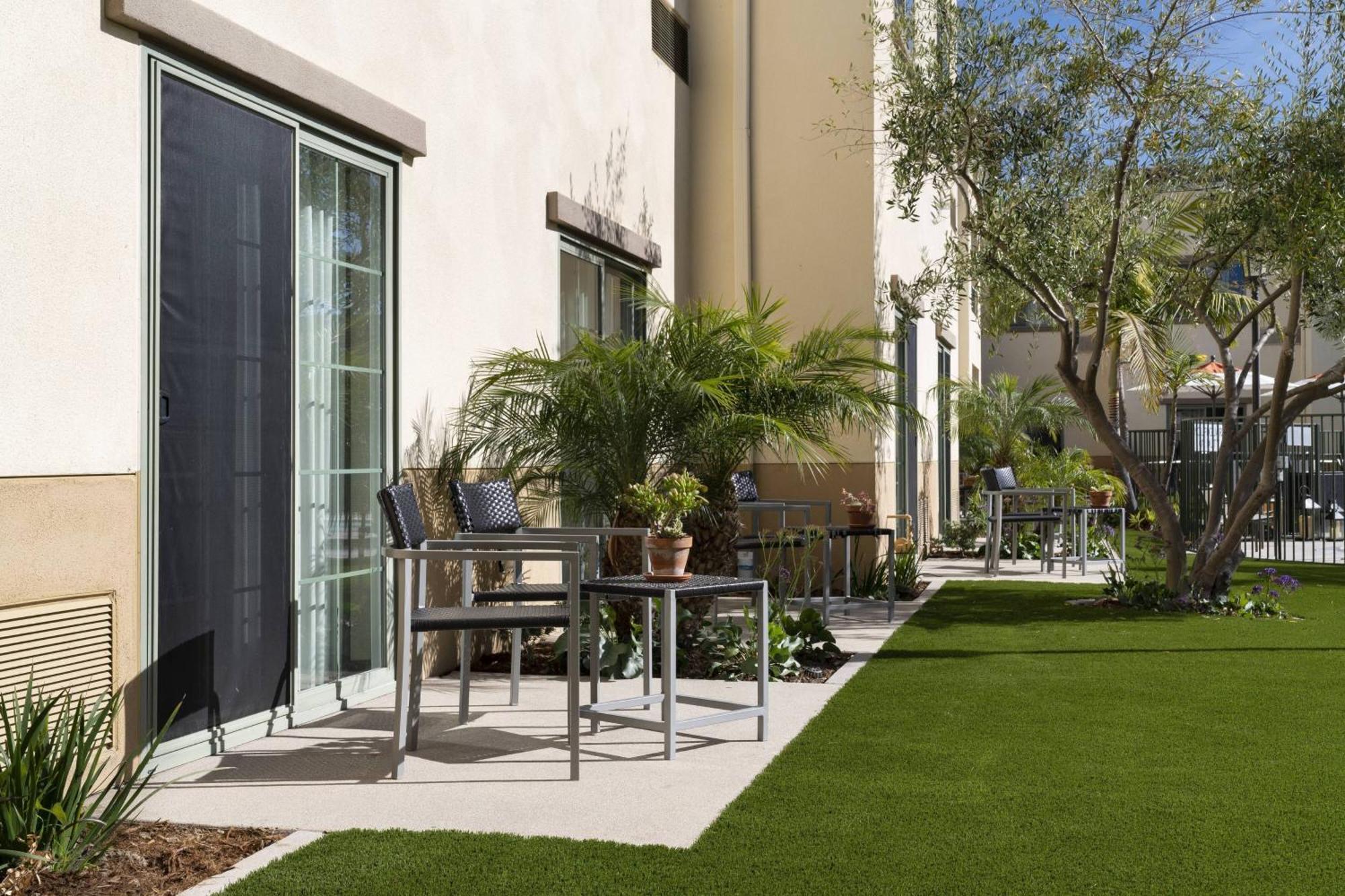 Guest room, 2 Queen, Courtyard view