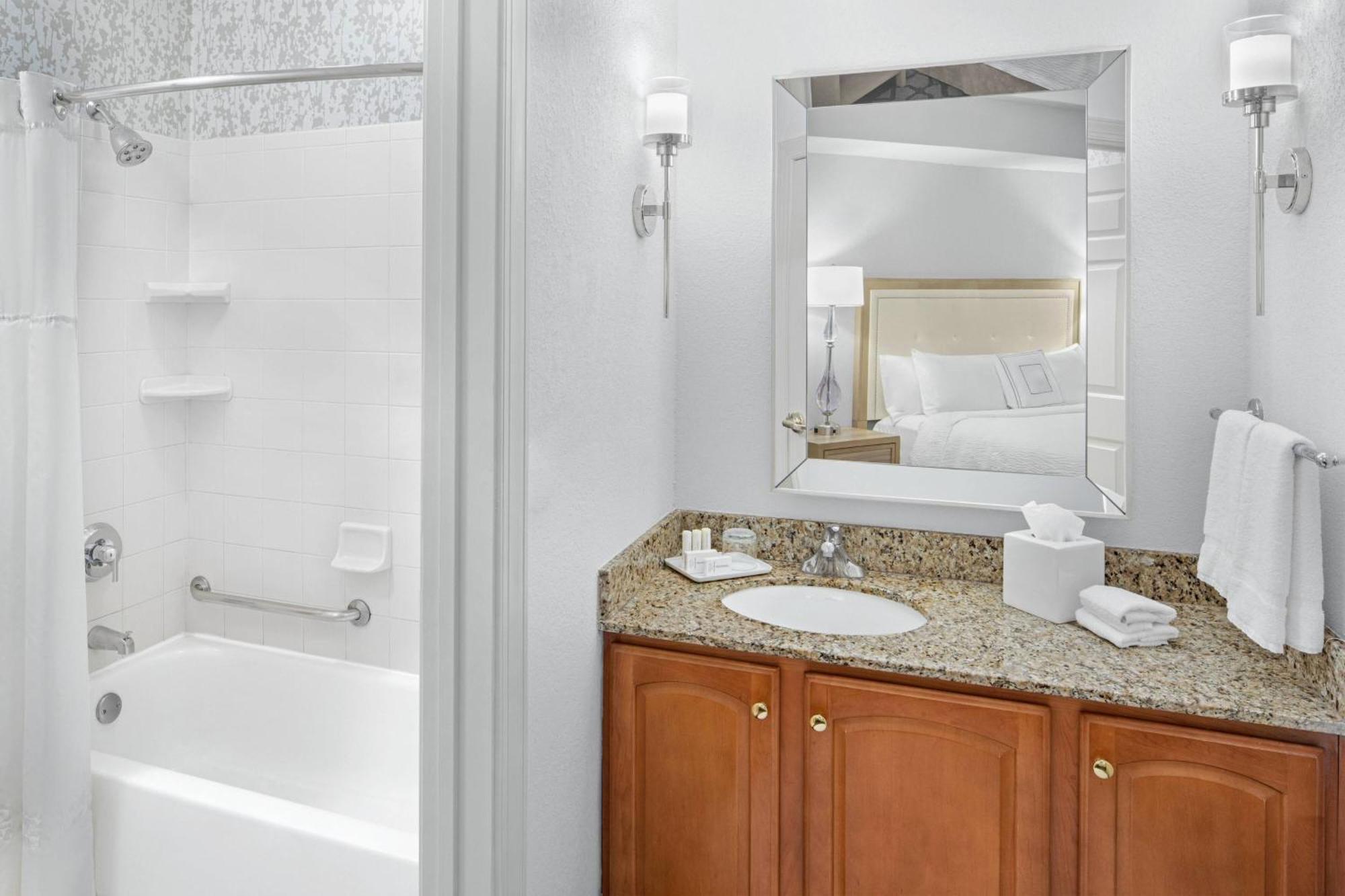 1 Bedroom 2 room Suite, 2 Queen or 2 Double, Sofa bed