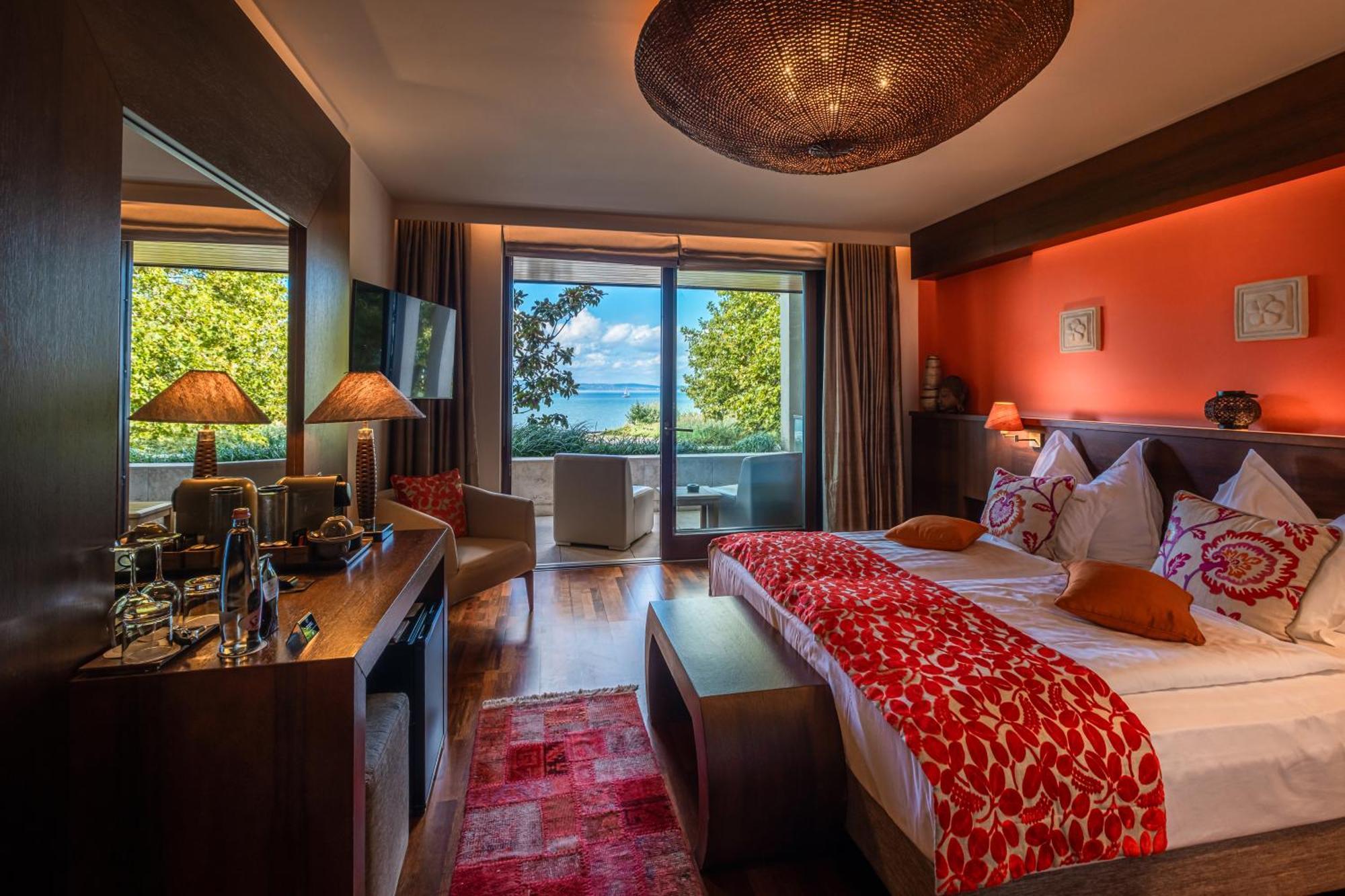 Deluxe Double Room with Balcony and Spectacular Lake View