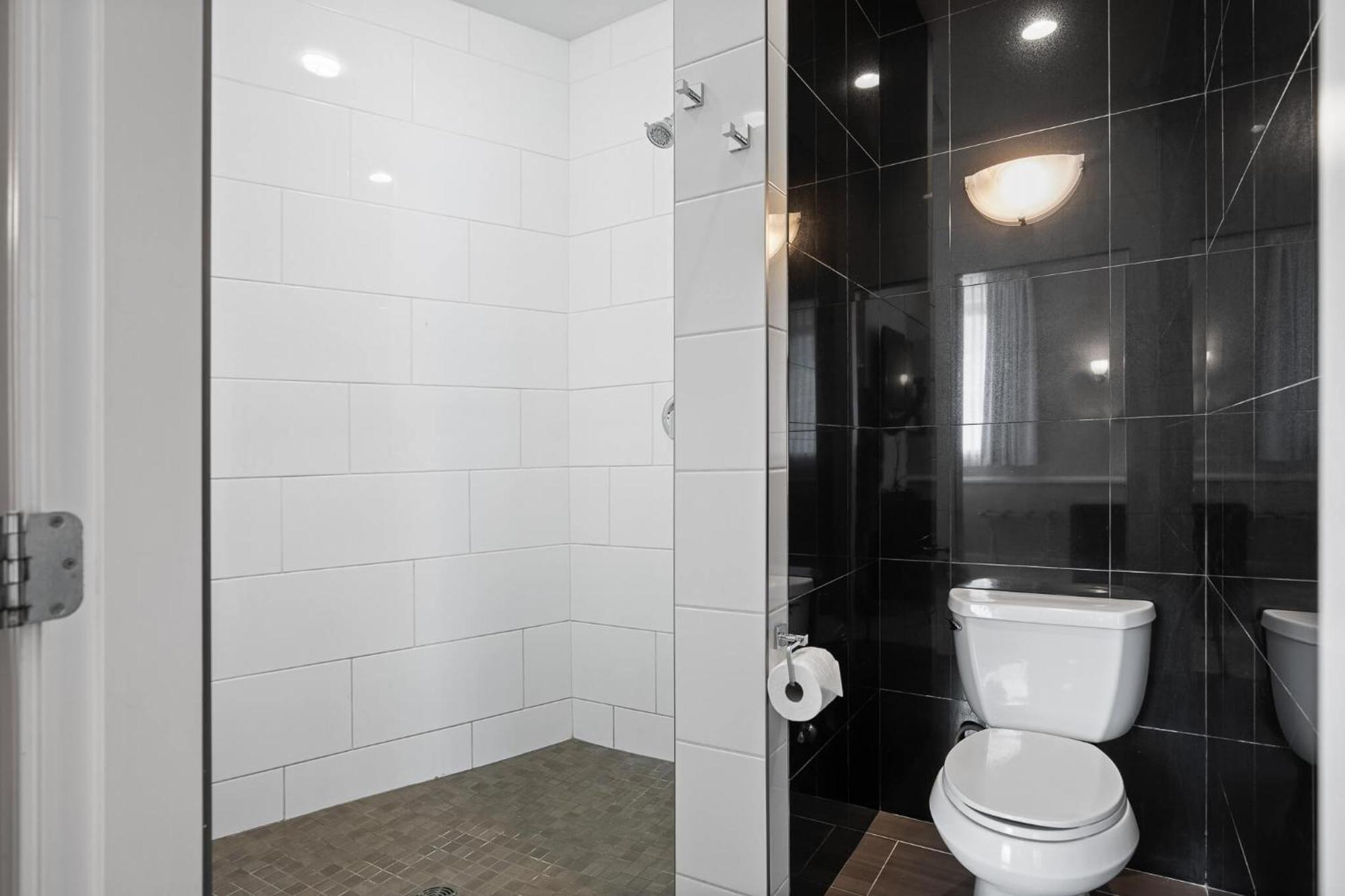 Executive Kitchen Suite (King and 2 Queen beds)