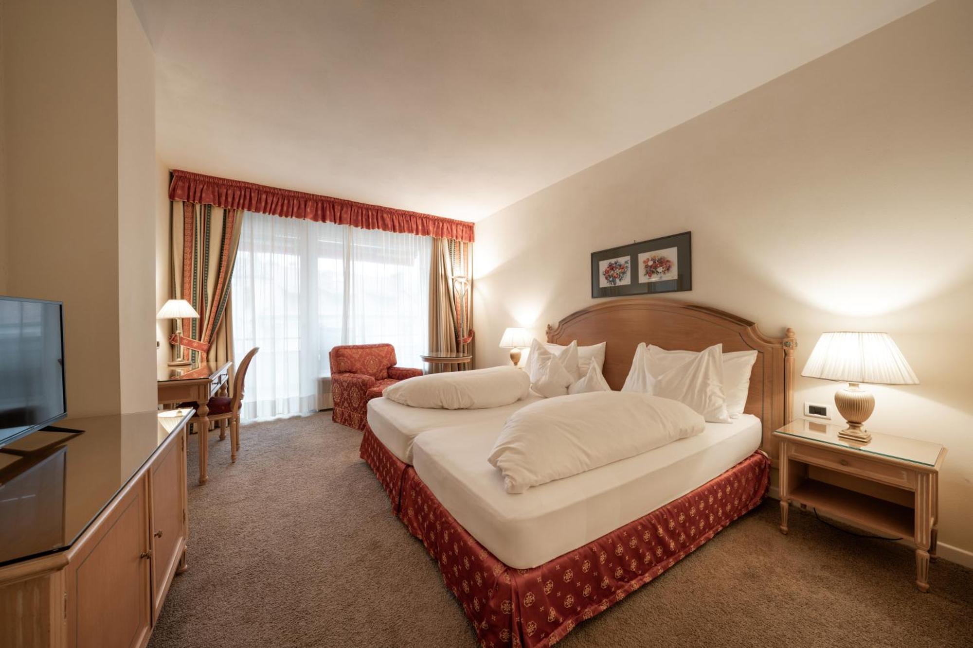 Großes Doppel-/Zweibettzimmer