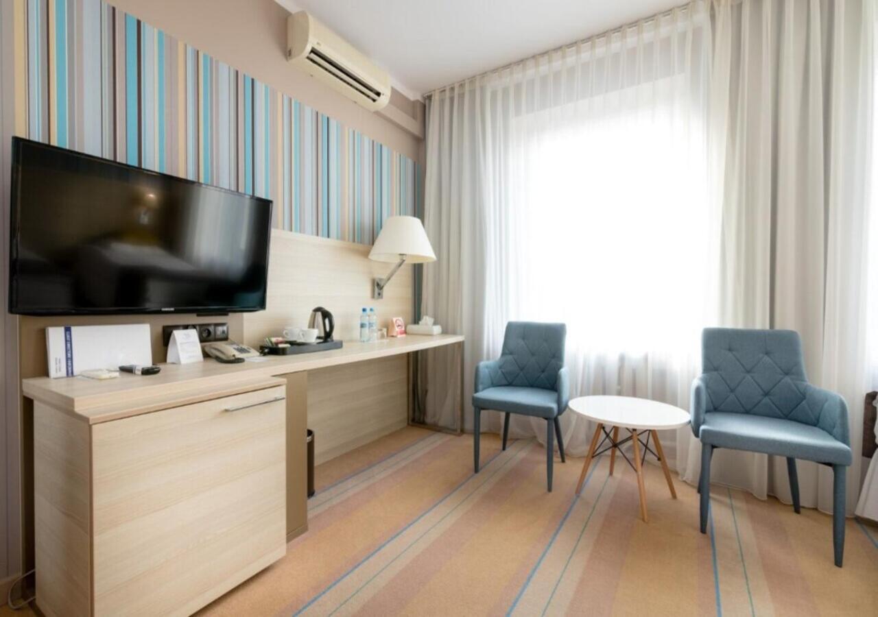 Standard queen room with access to the wellness and fitness area