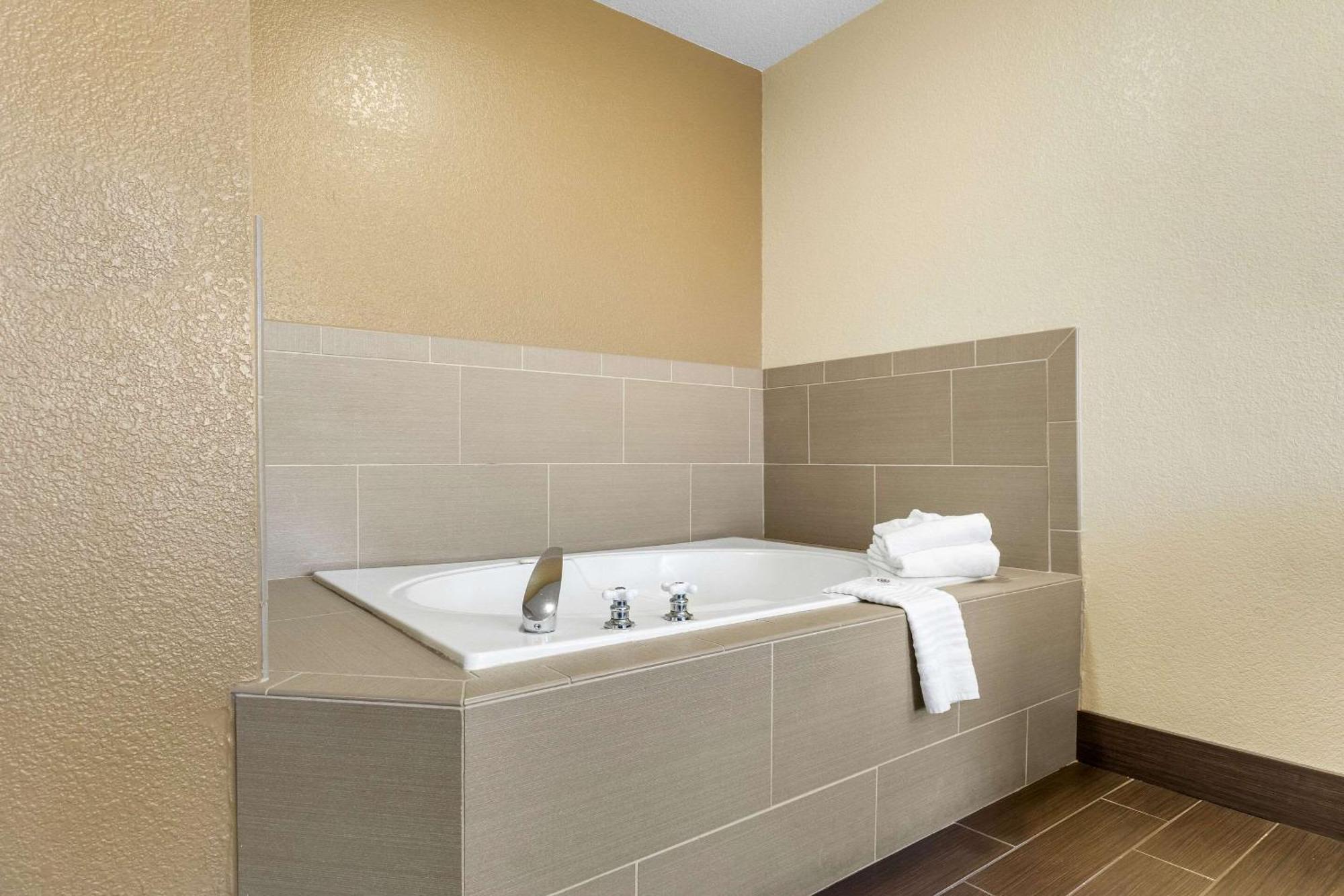 Superior King Suite - Accessible/Non-Smoking
