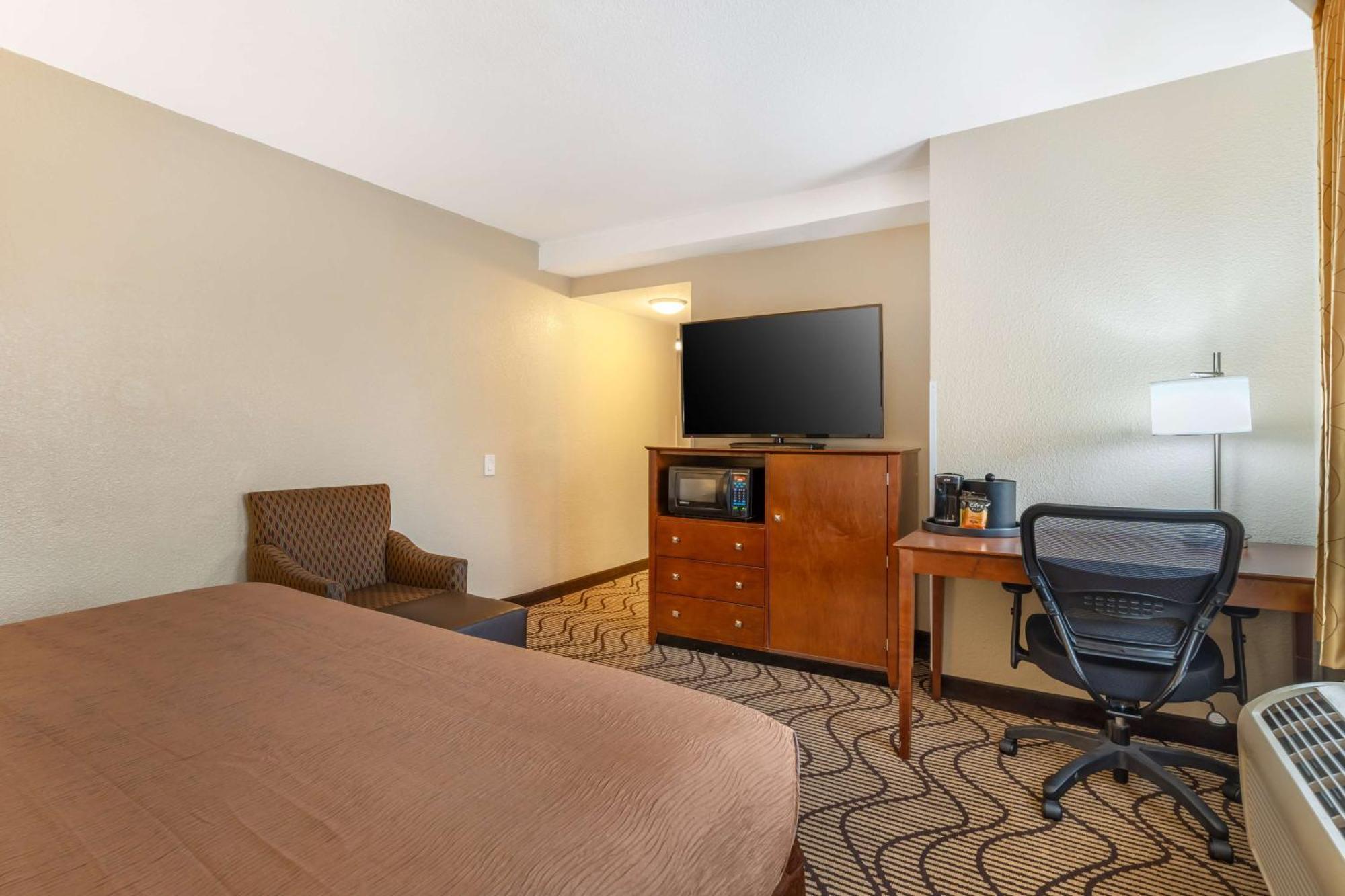 King Room with Roll-In Shower - Disability Access