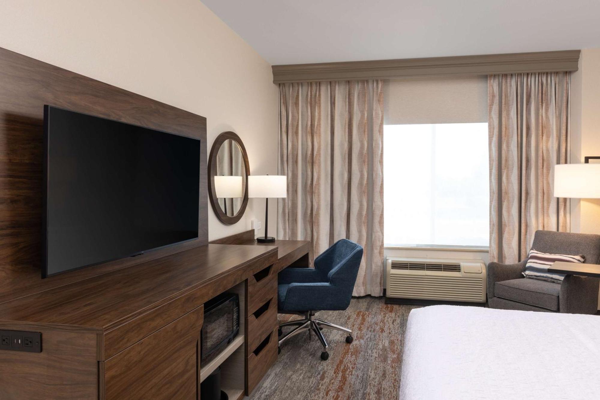 King Room with King Bed - Non-Smoking