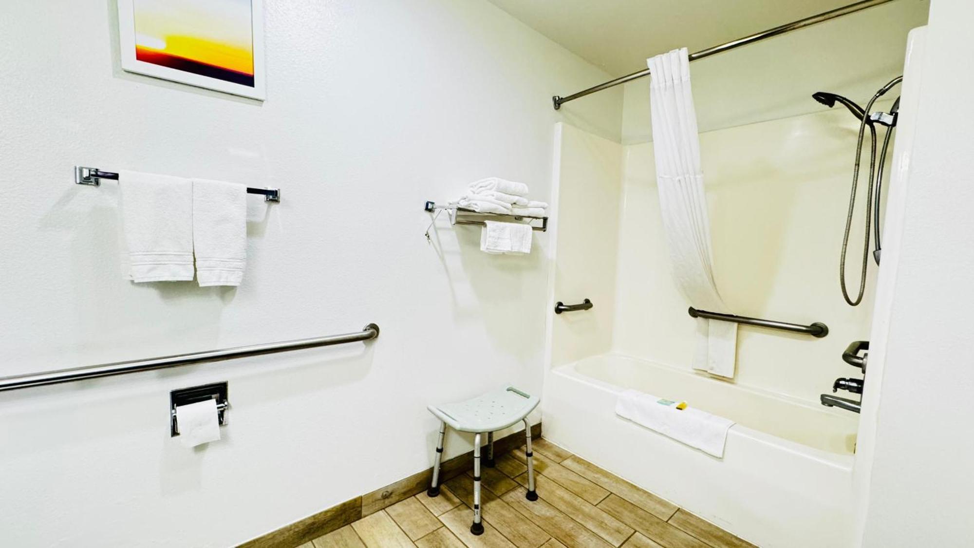 Queen Room - Disability Access/Non-Smoking