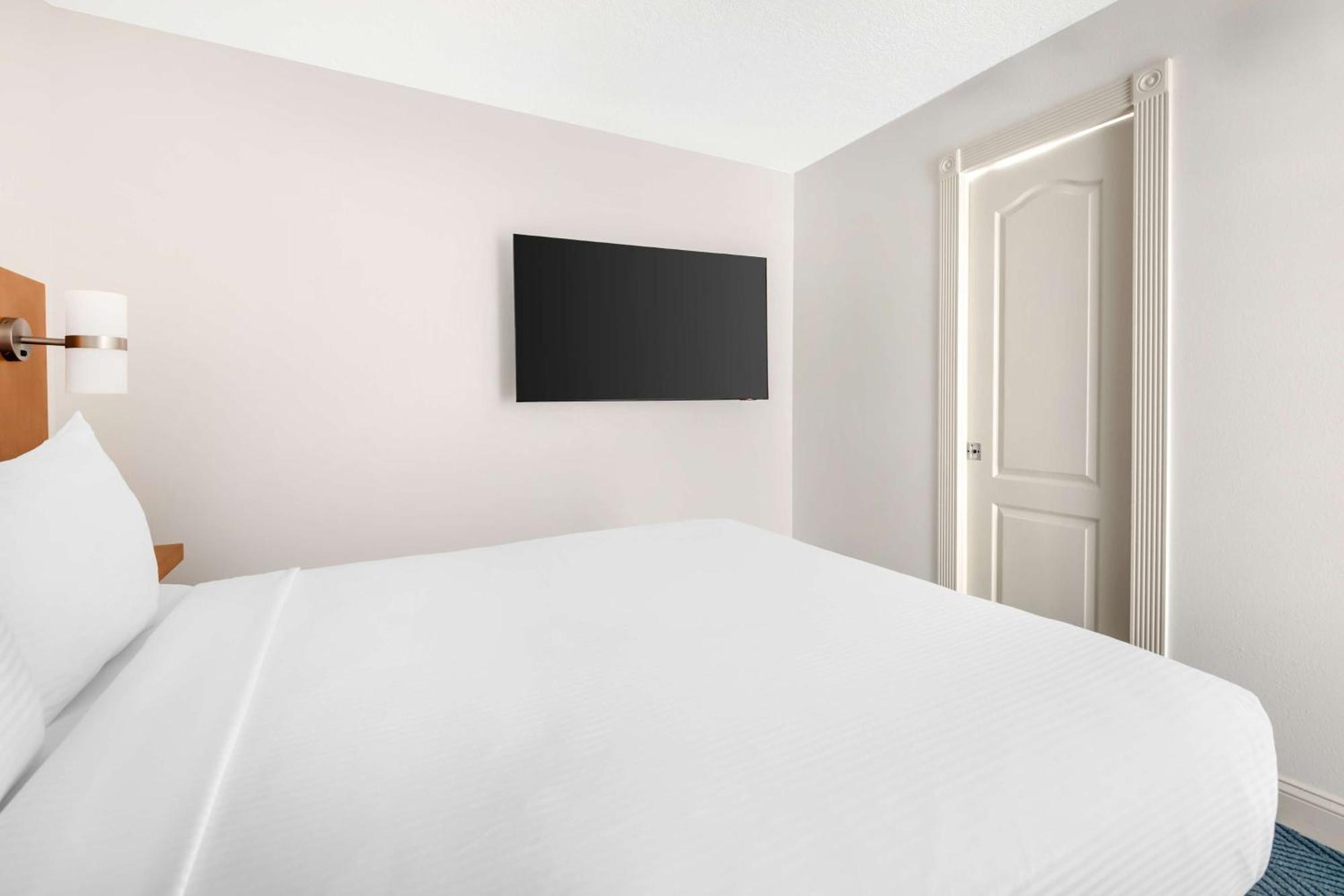 One-Bedroom Queen Suite with Bath Tub and Balcony