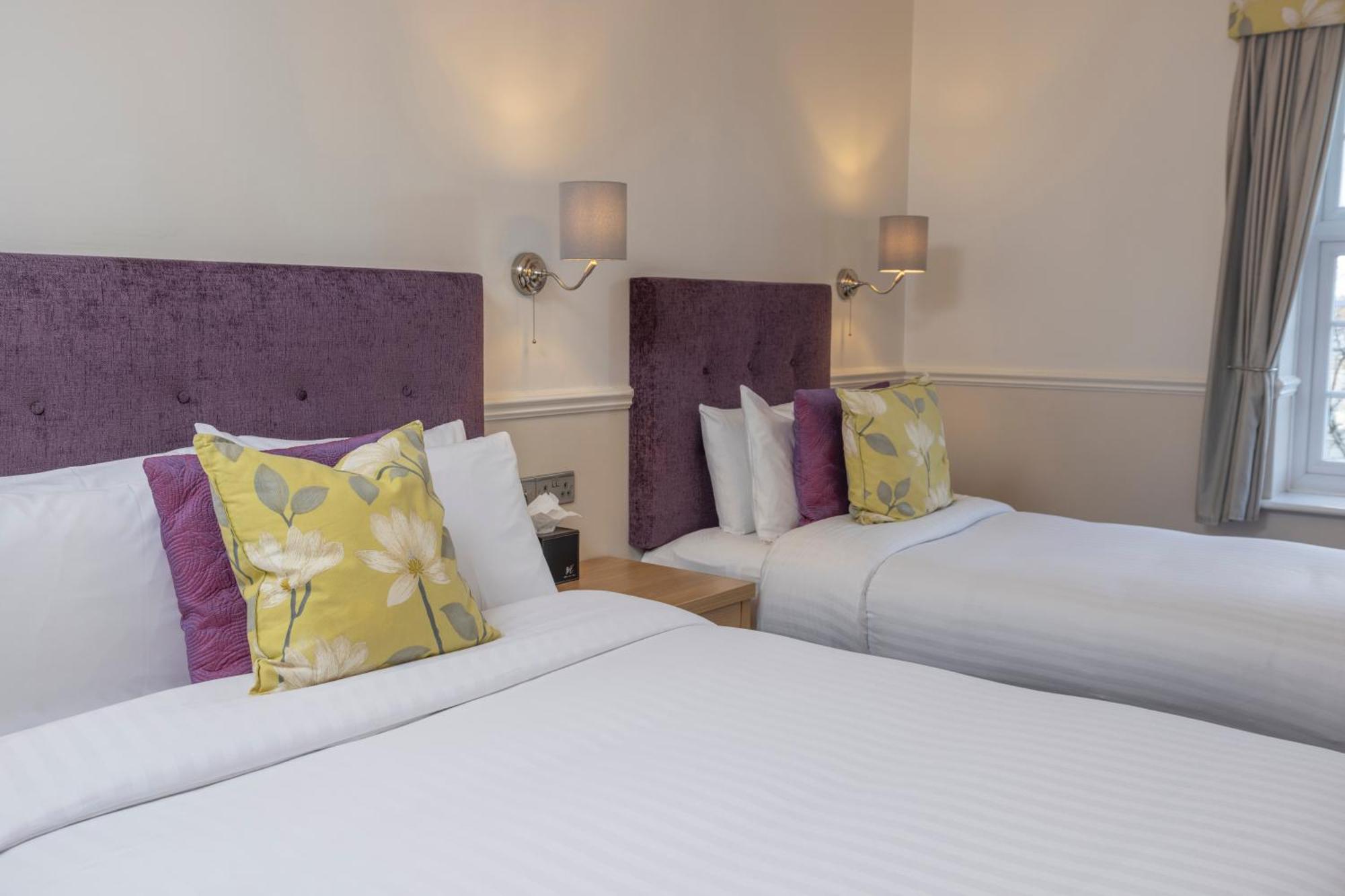 Family Room with Double and Single Beds - Non-Smoking
