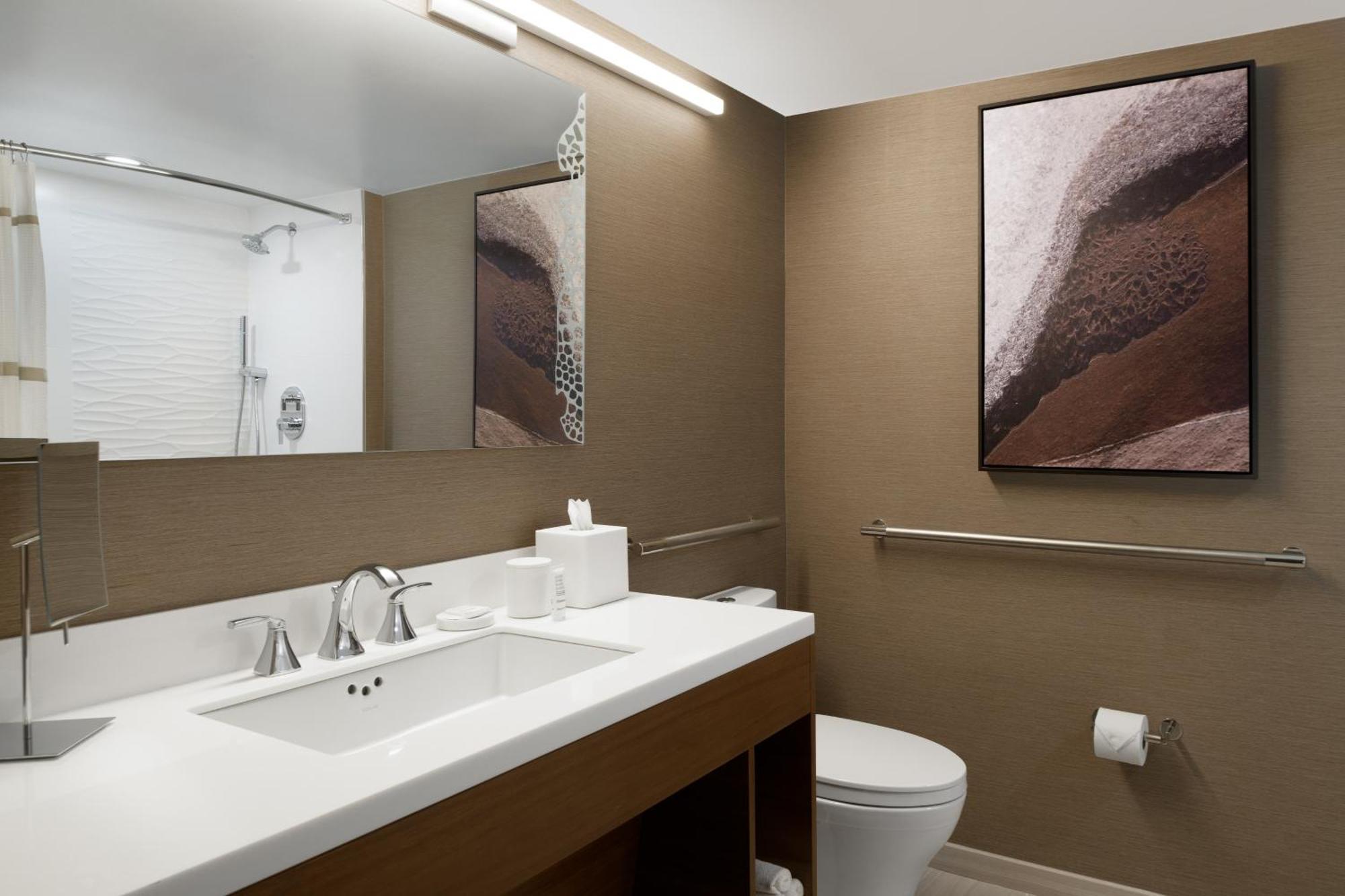 1 King Room with Adapted Tub - Mobility Accessible