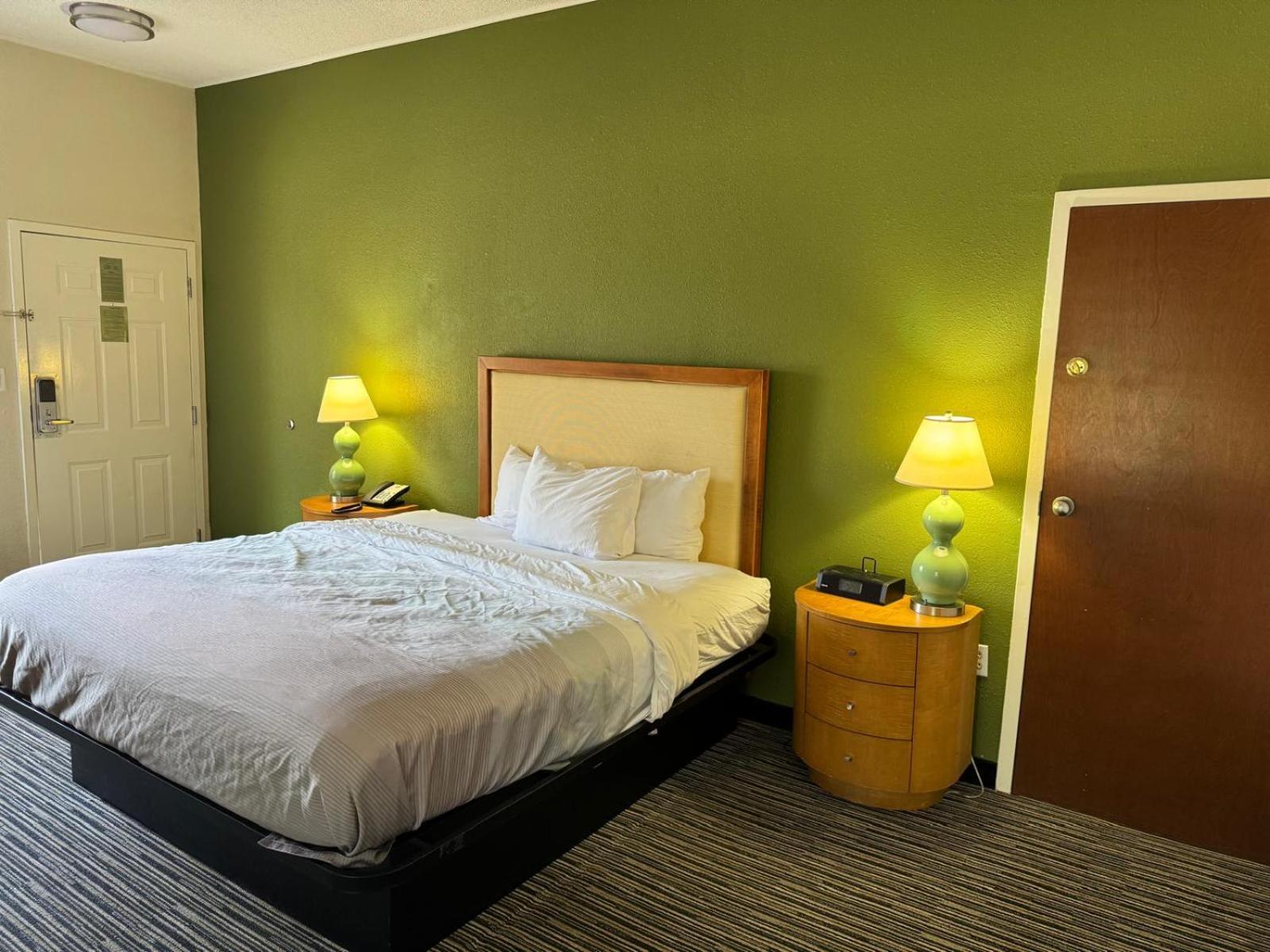 King Room with Lake View - Disability Access/Non-Smoking