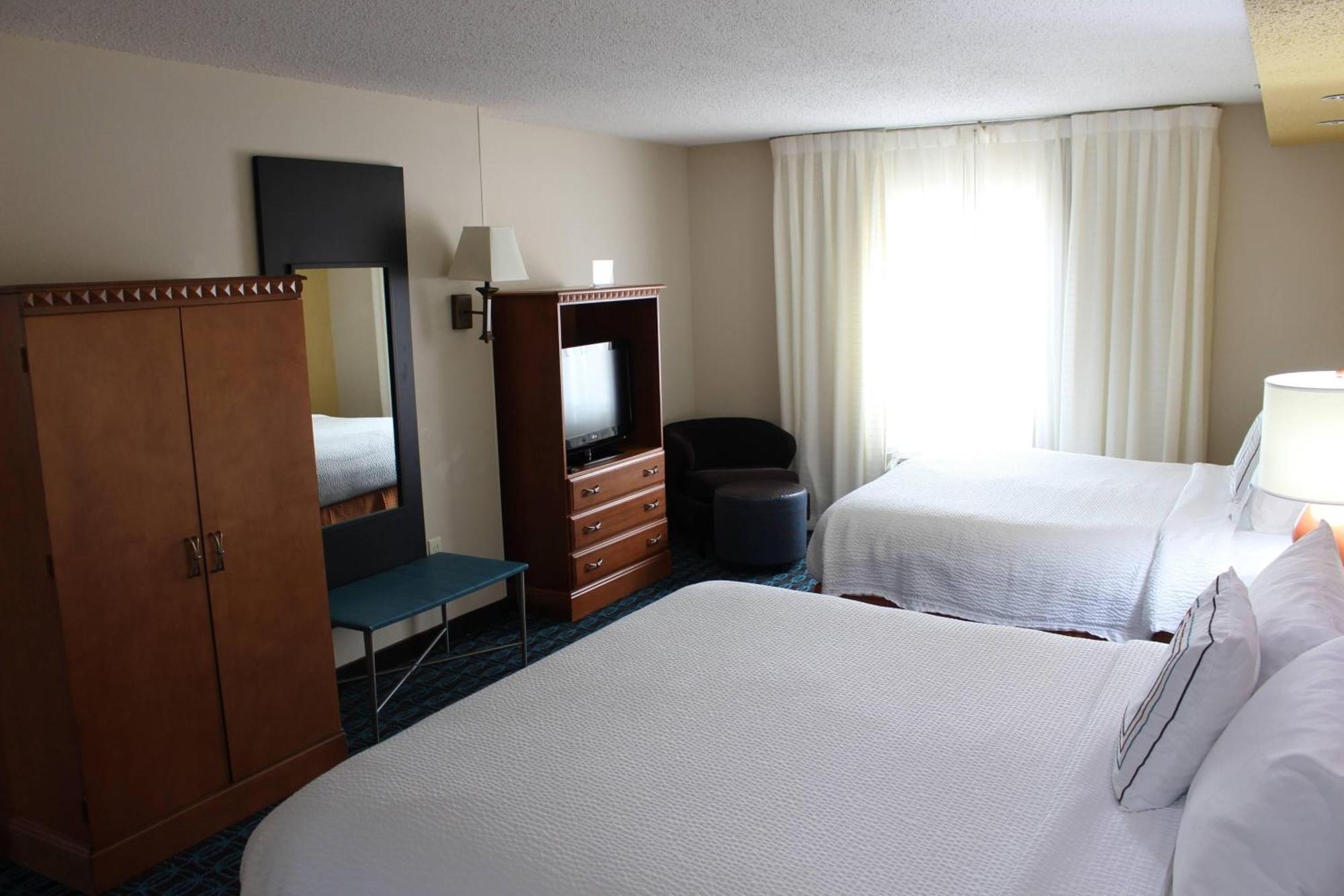 One-Bedroom Suite with Two King Beds, Roll-In Shower and Sofa Bed - Mobility Access
