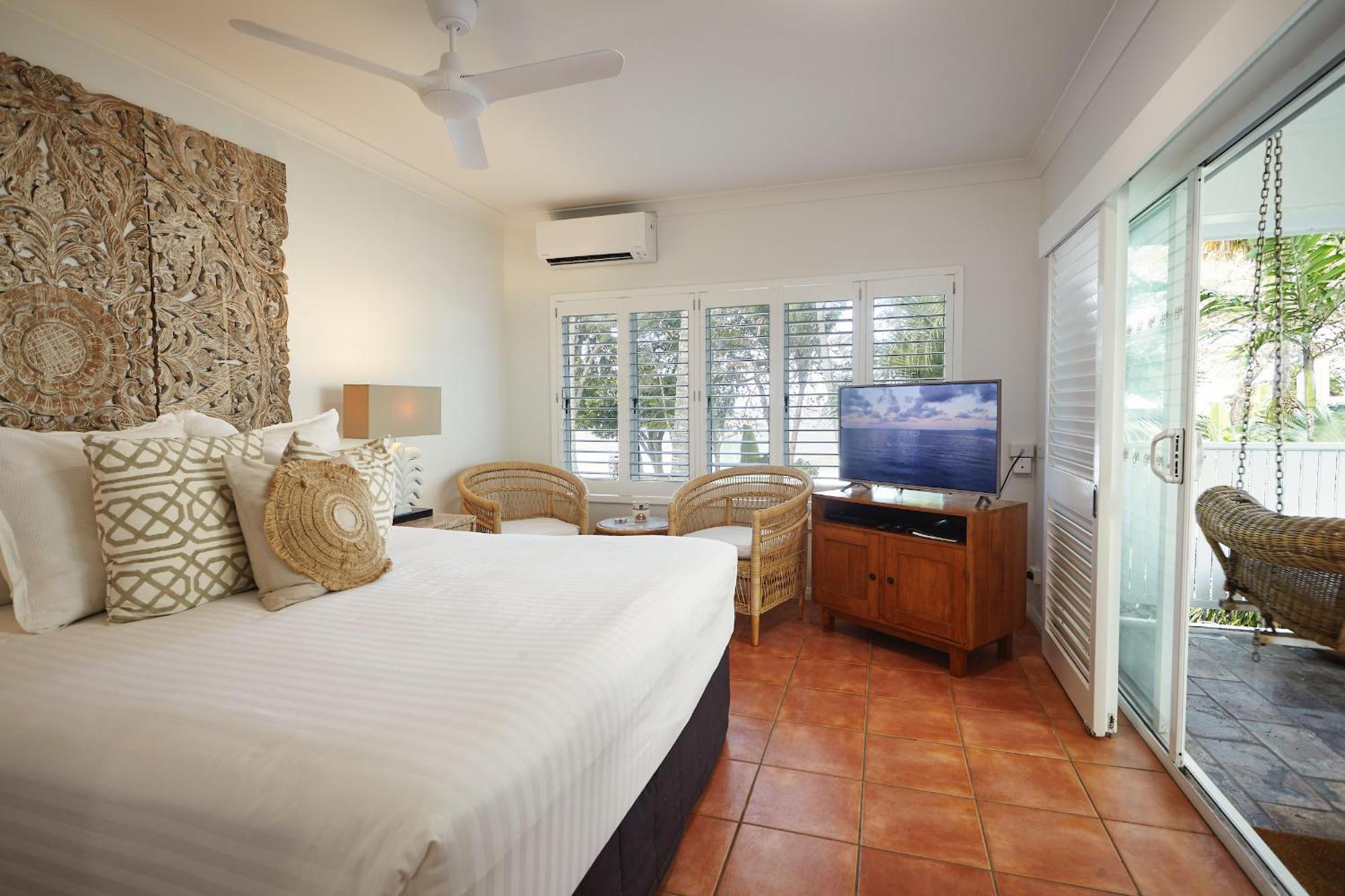 Brigadier King Studio with Tropical Gardens, Couples Swing and Private Balcony