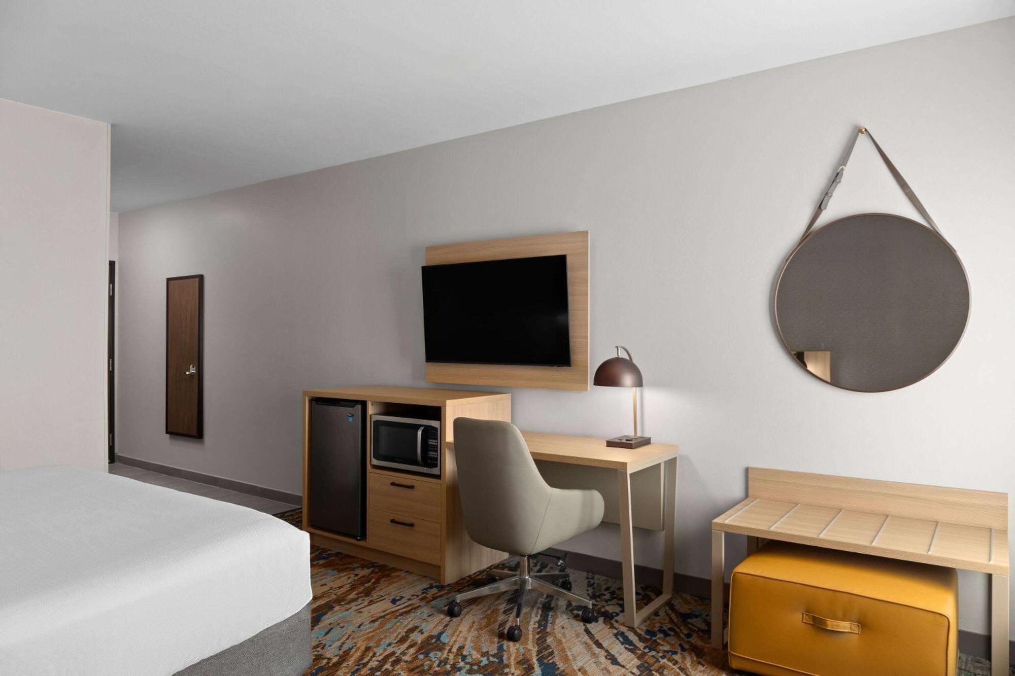 King Room with Bathtub w/Grab Bars - Mobility Accessible