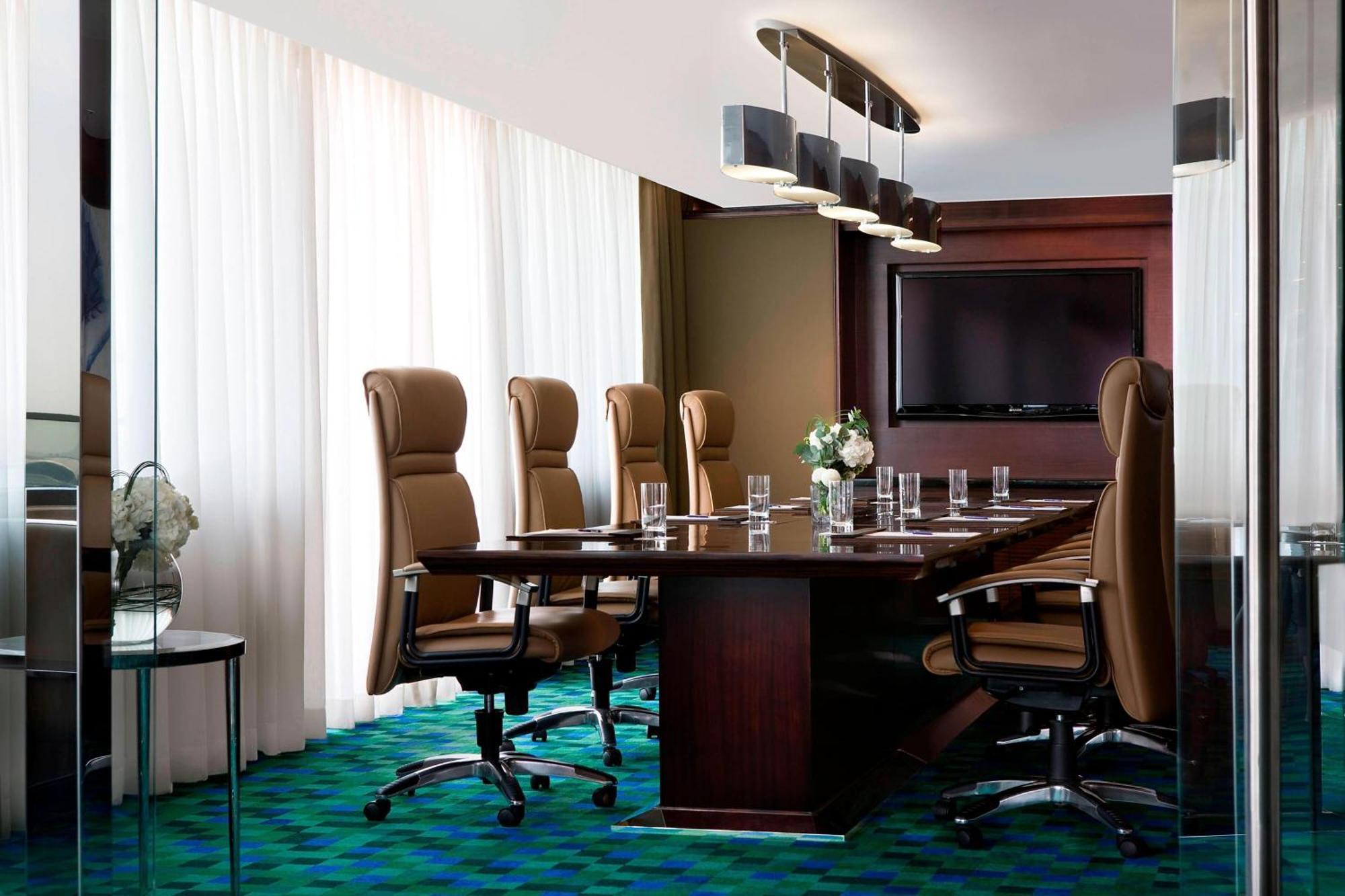 1 King Bed Executive Lounge Access Room