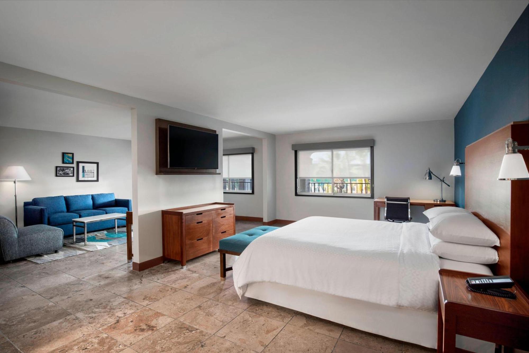 Suite con cama extragrande y vistas a la piscina