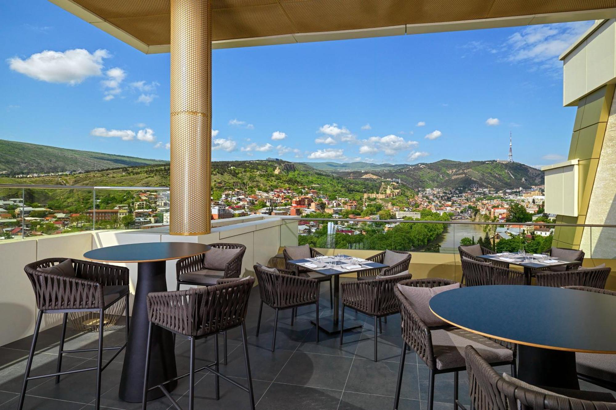 Executive Suite, 1 Bedroom Suite, 1 King, City view, Balcony