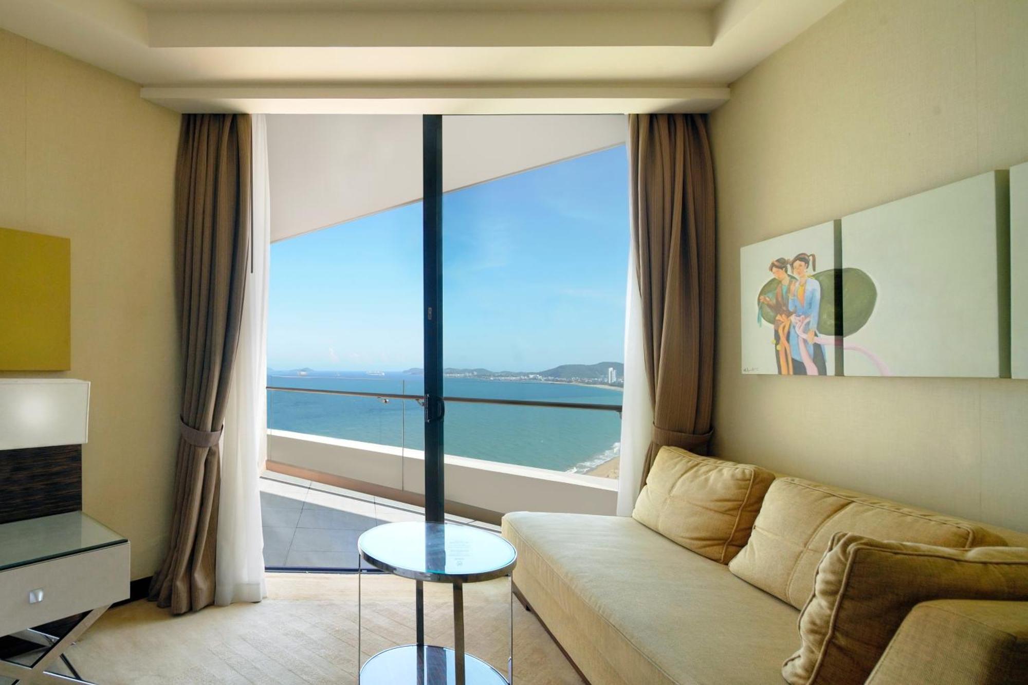 Premium Deluxe King, Larger Guest room, 1 King, Ocean view