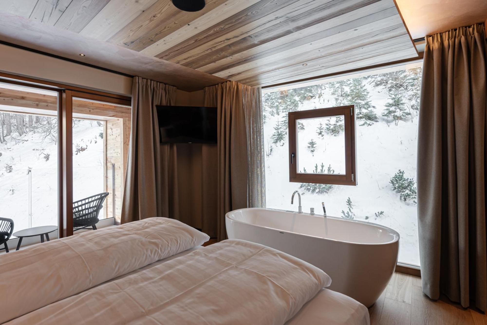 Suite Hot Tub,1634404295:JPEG