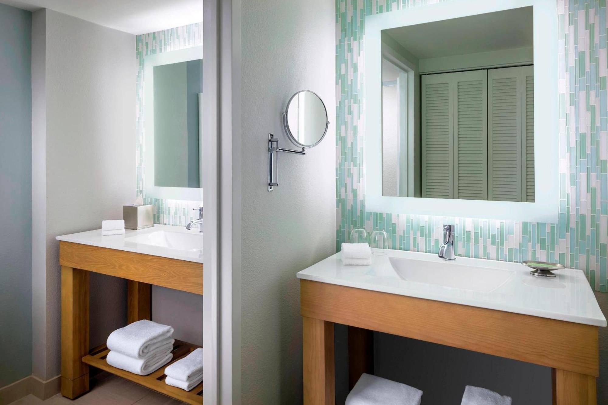 Quarto Deluxe Resort King, 1 Cama King-Size, Sofá-cama (Inclui Entrada Antecipada nos Parques Temáticos da Disney)