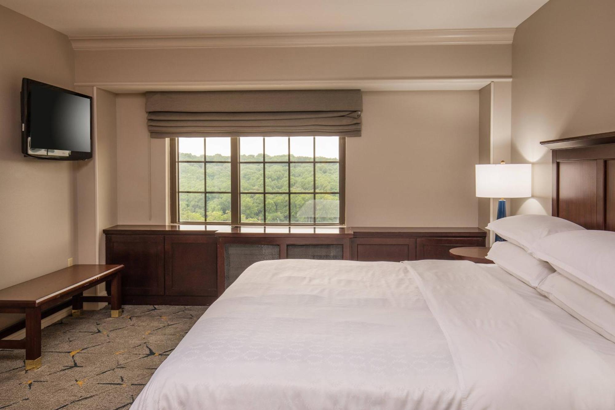 Club level, Executive Suite, 1 King, Alternate bed: sofa bed