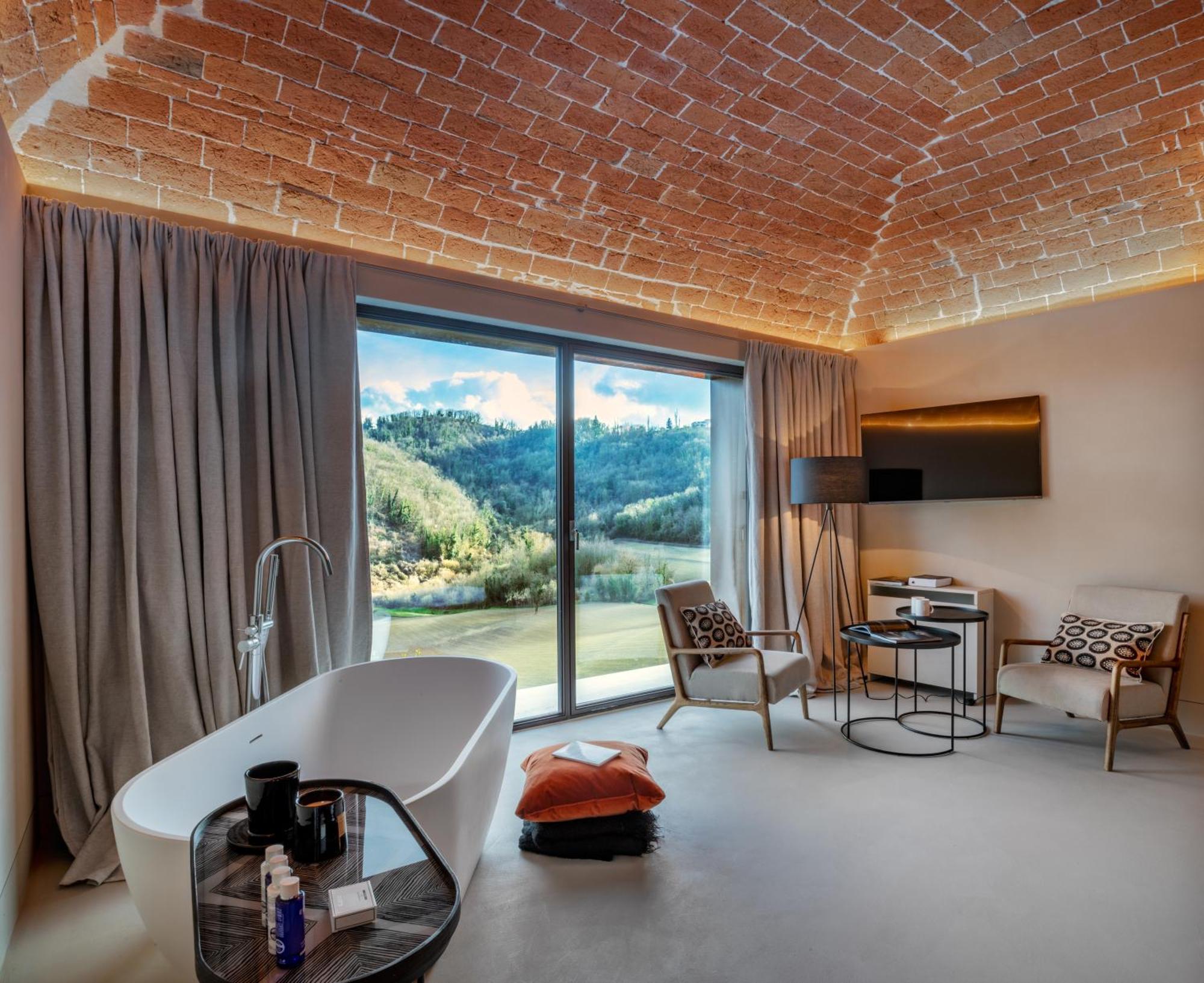 Suite mit Kingsize-Bett und Poolblick