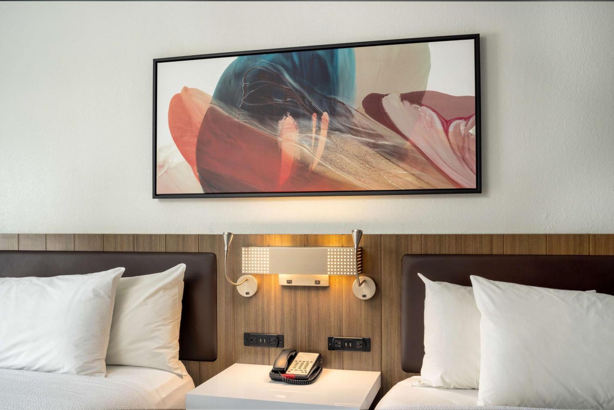Deluxe Queen Room
