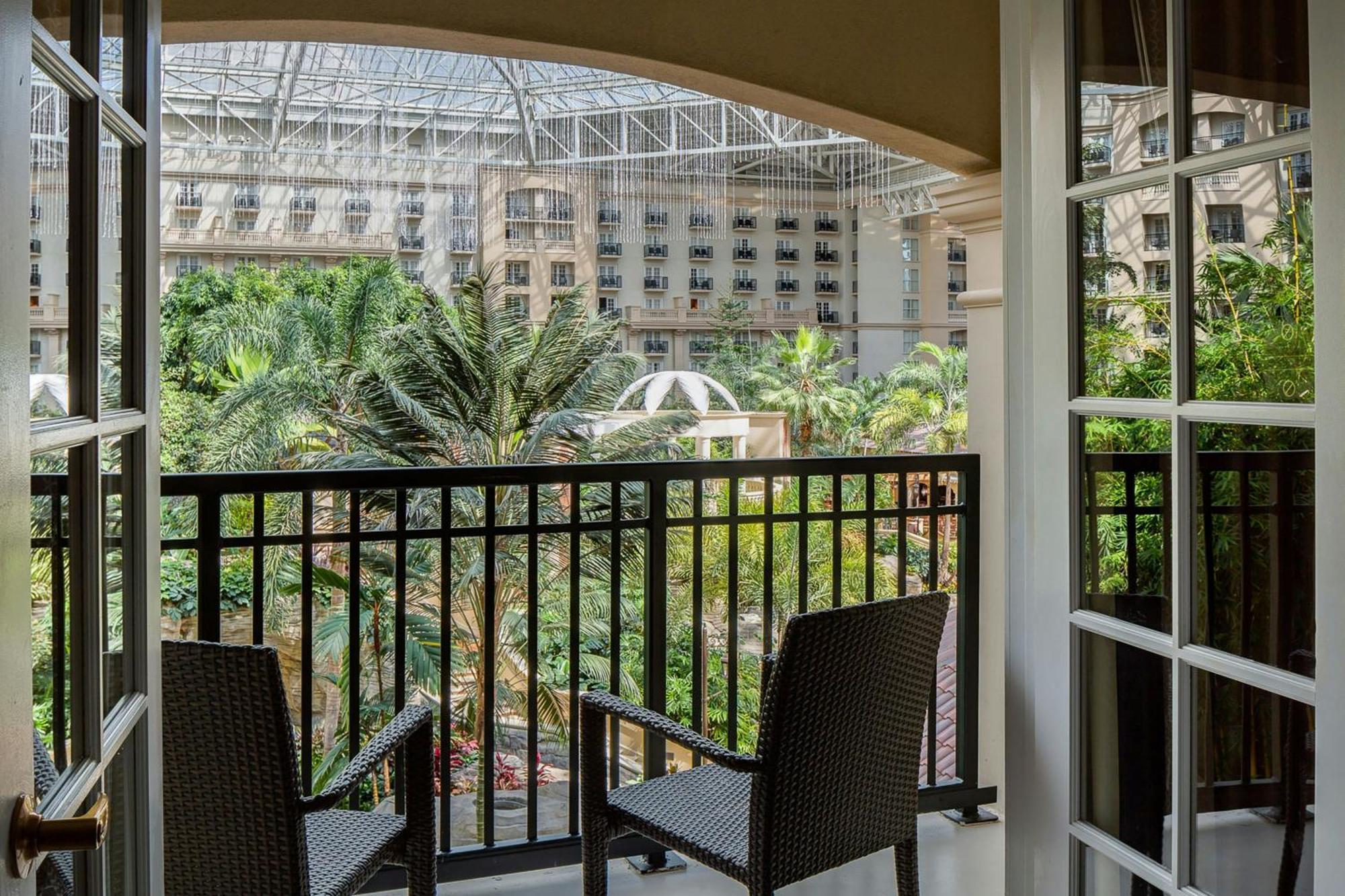 Zimmer Emerald Bay mit 2 Queensize-Betten und Blick auf das Hauptatrium – Balkon