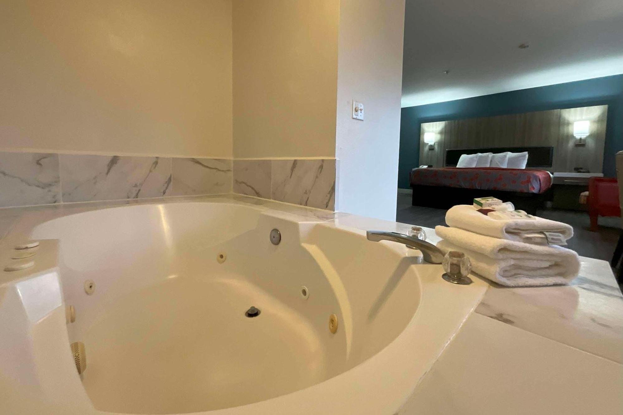 King Room with Jetted Tub - Non-Smoking