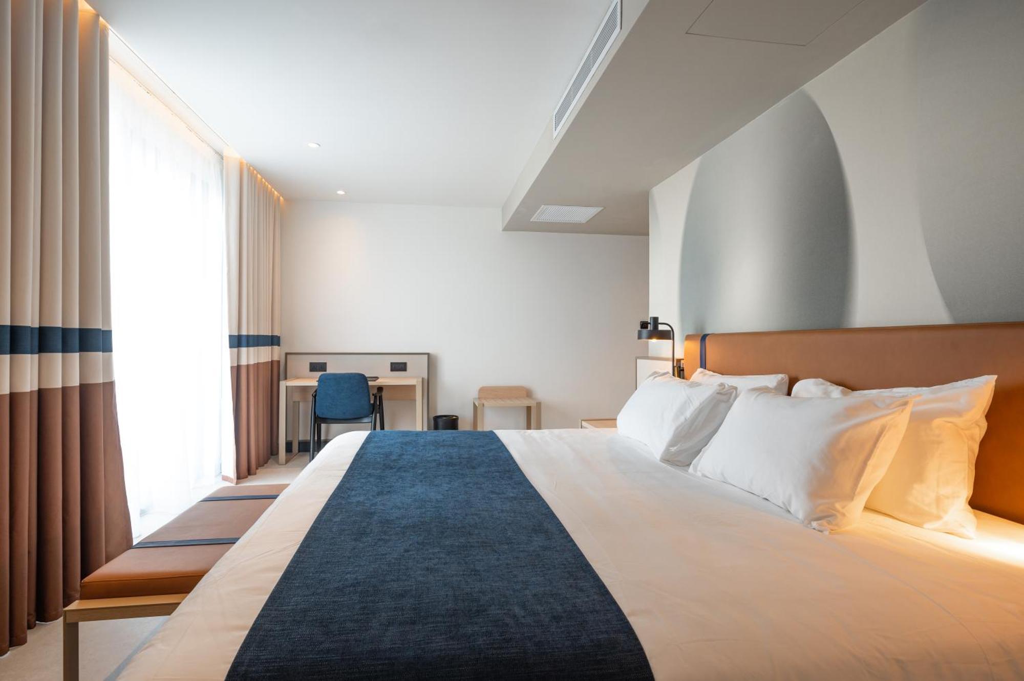 Deluxe Room with Roll-In Shower and Balcony - Disability Access