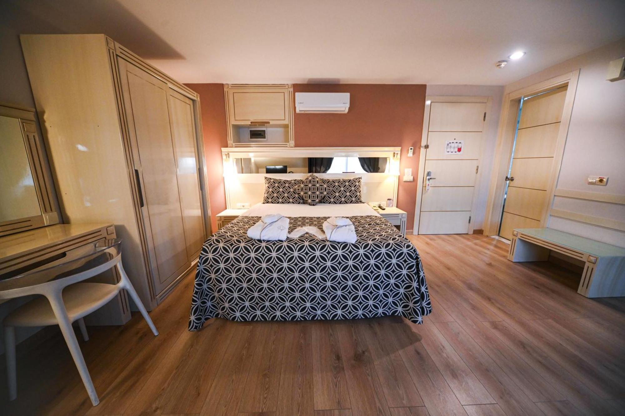 Quadruple Room with Terrace