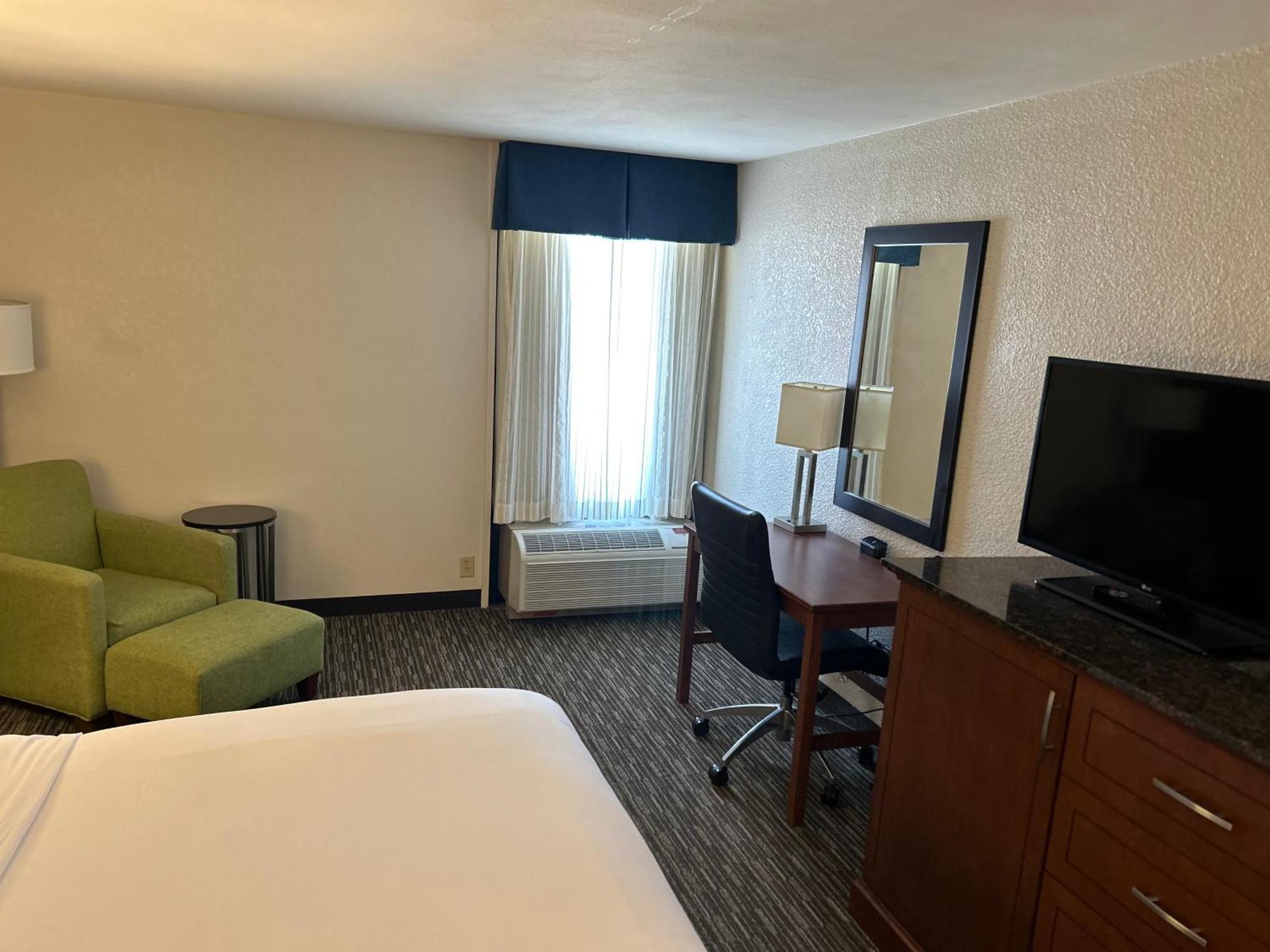 Deluxe King Room - Non-Smoking