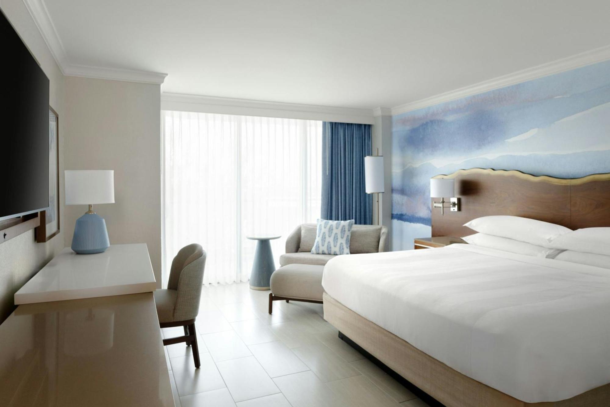 Quarto com Cama King-size e Vista da Área Interna