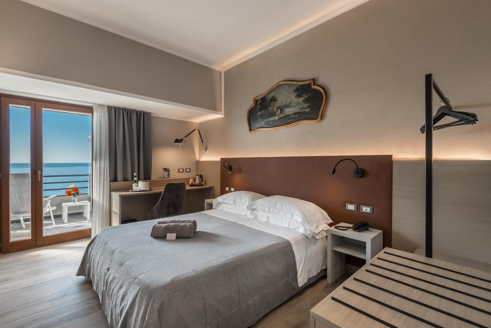 Doppelzimmer mit Balkon und Meerblick