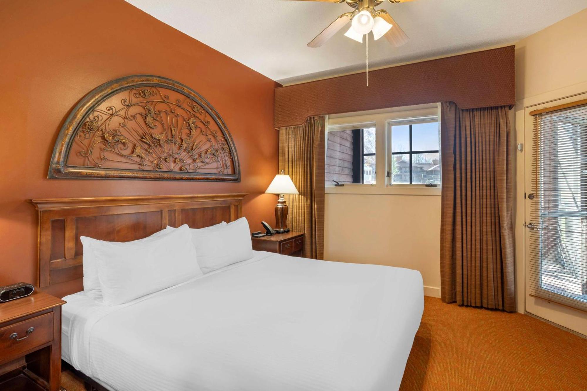 1 BEDROOM 1 KING SUITE PLUS SOFABED