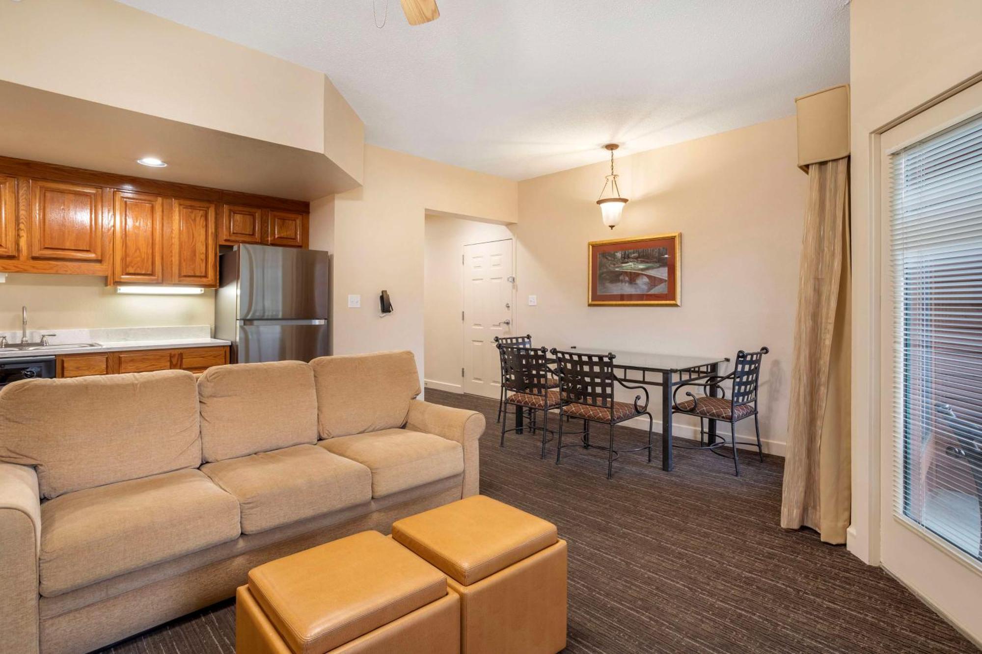 1 BEDROOM GOLF VIEW QUEEN SUITE SOFABED