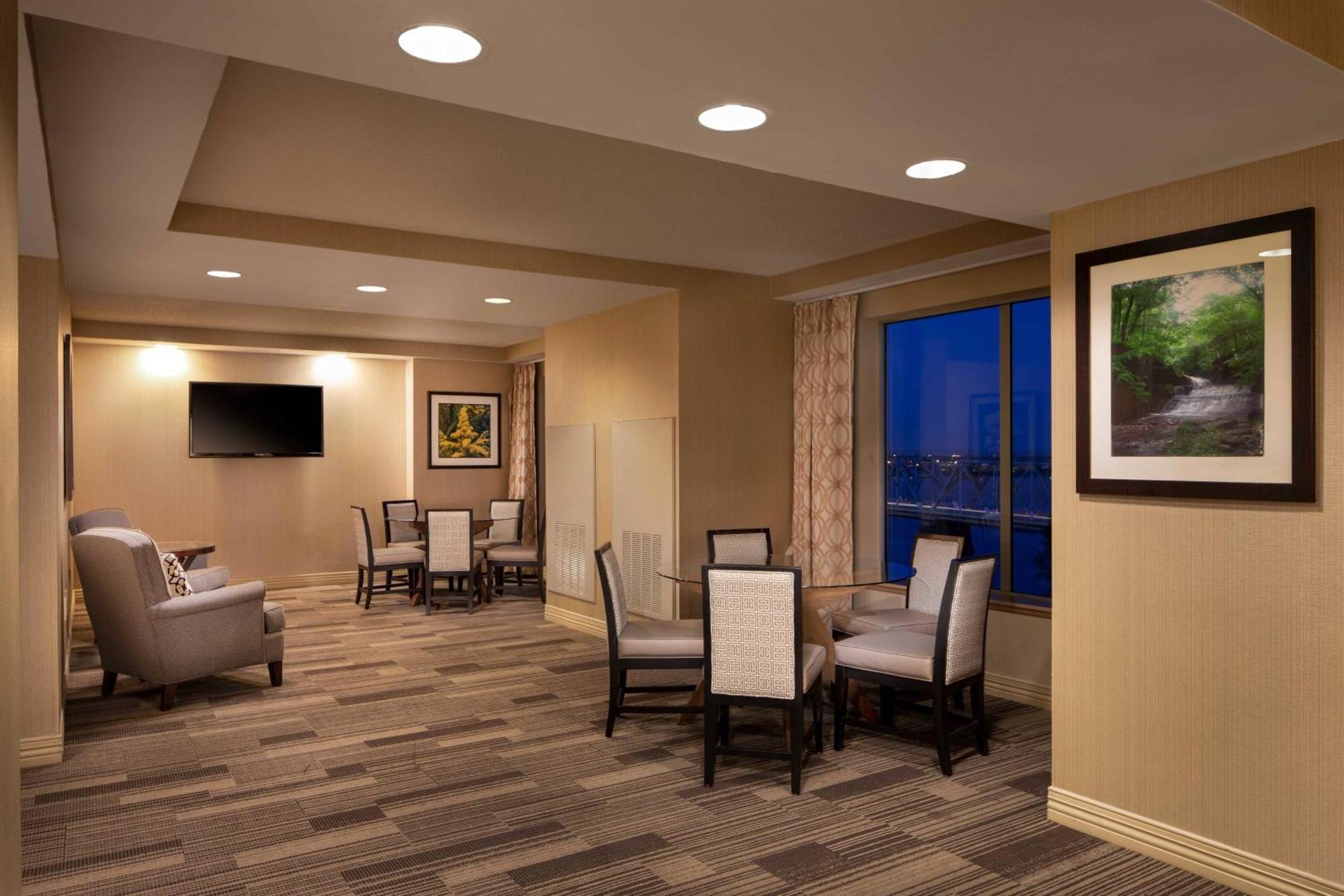 Club level, Guest room, 1 King, Alternate bed: sofa bed