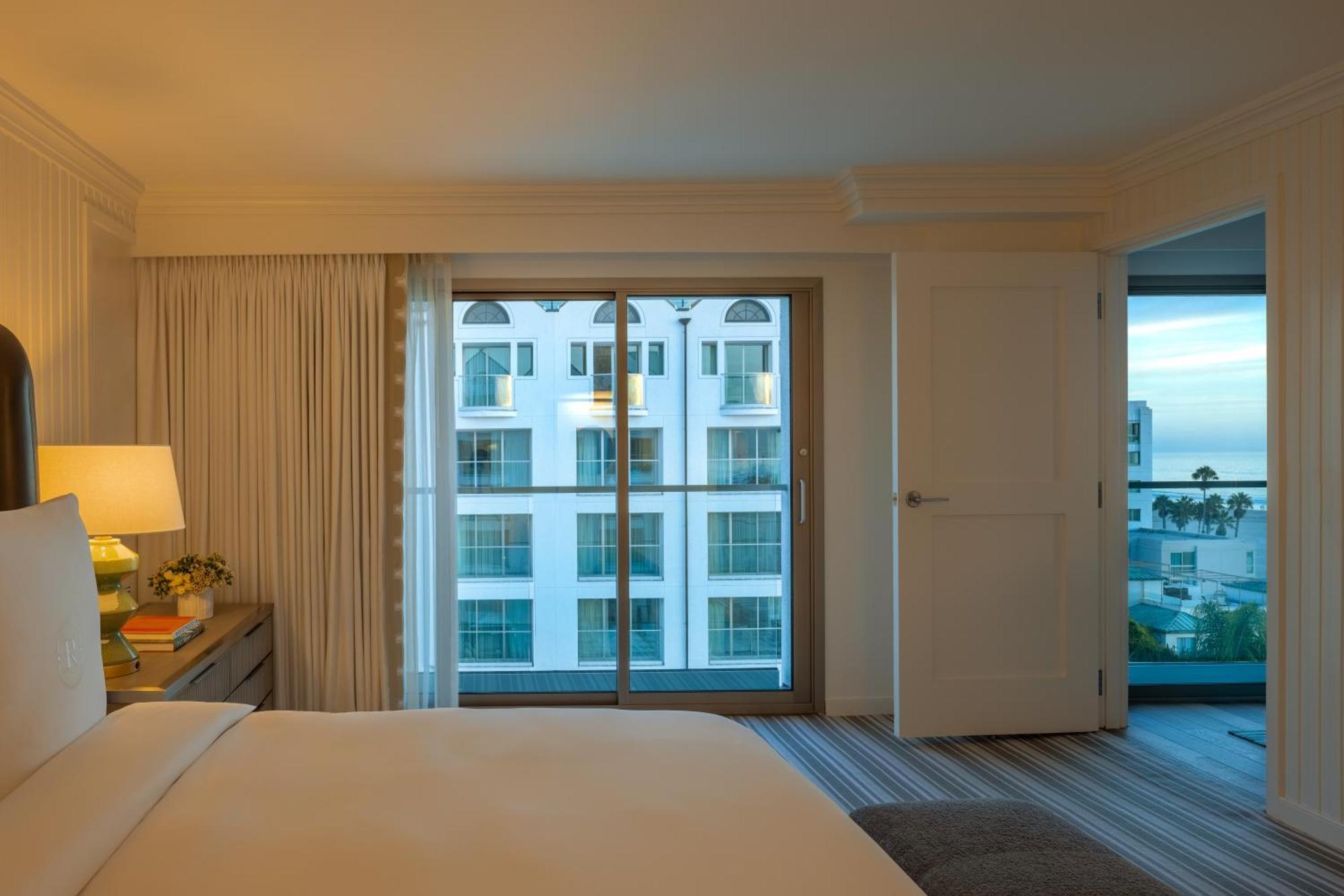 Corner One-Bedroom King Suite with Oceanfront